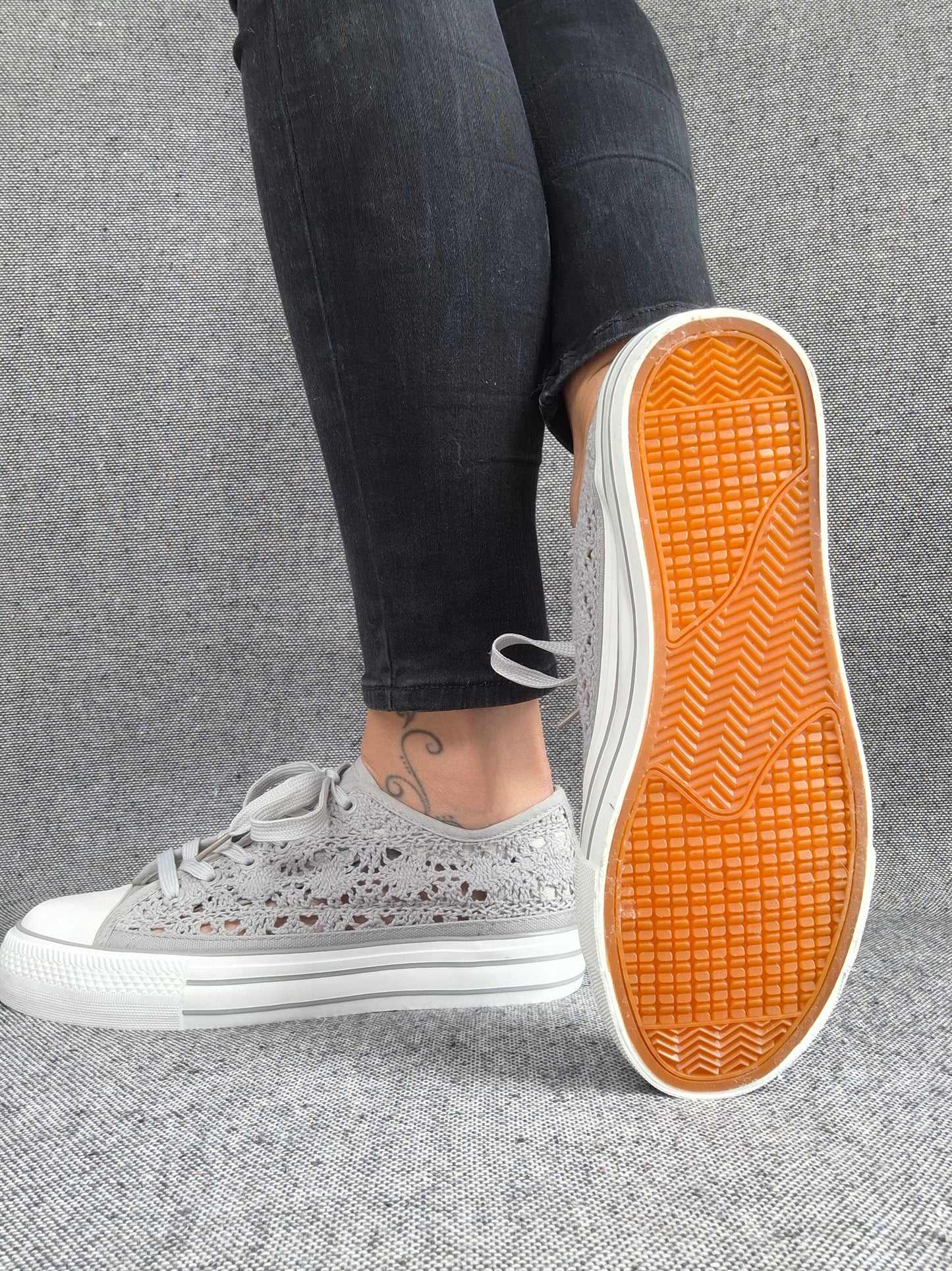 Chaussures baskets basses à dentelle grise en tissu style converse