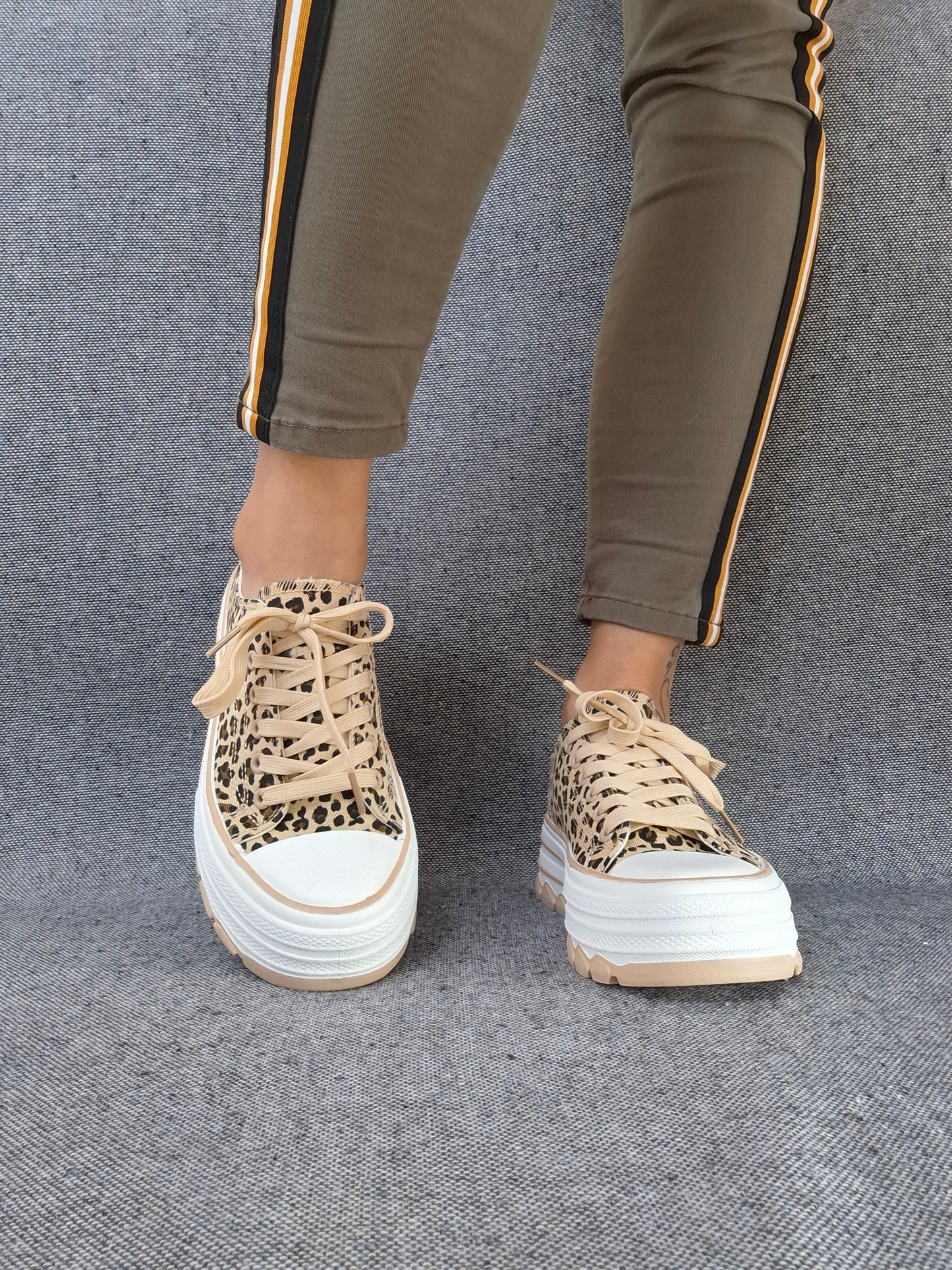 Chaussures baskets beiges et blanches motif léopard semelles plate-forme style converse