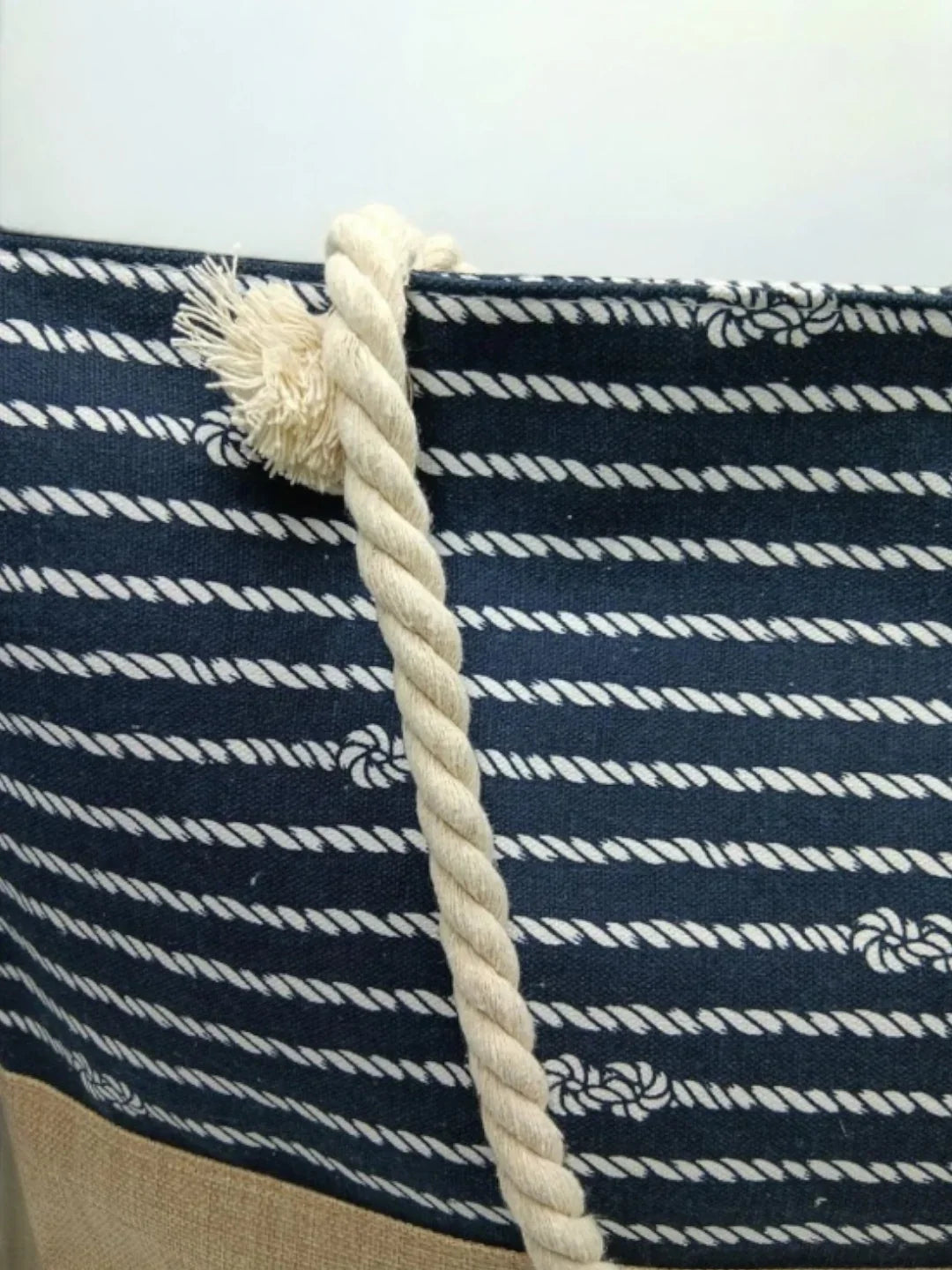 Sac à main de plage porté à l’épaule bleu motifs noeuds