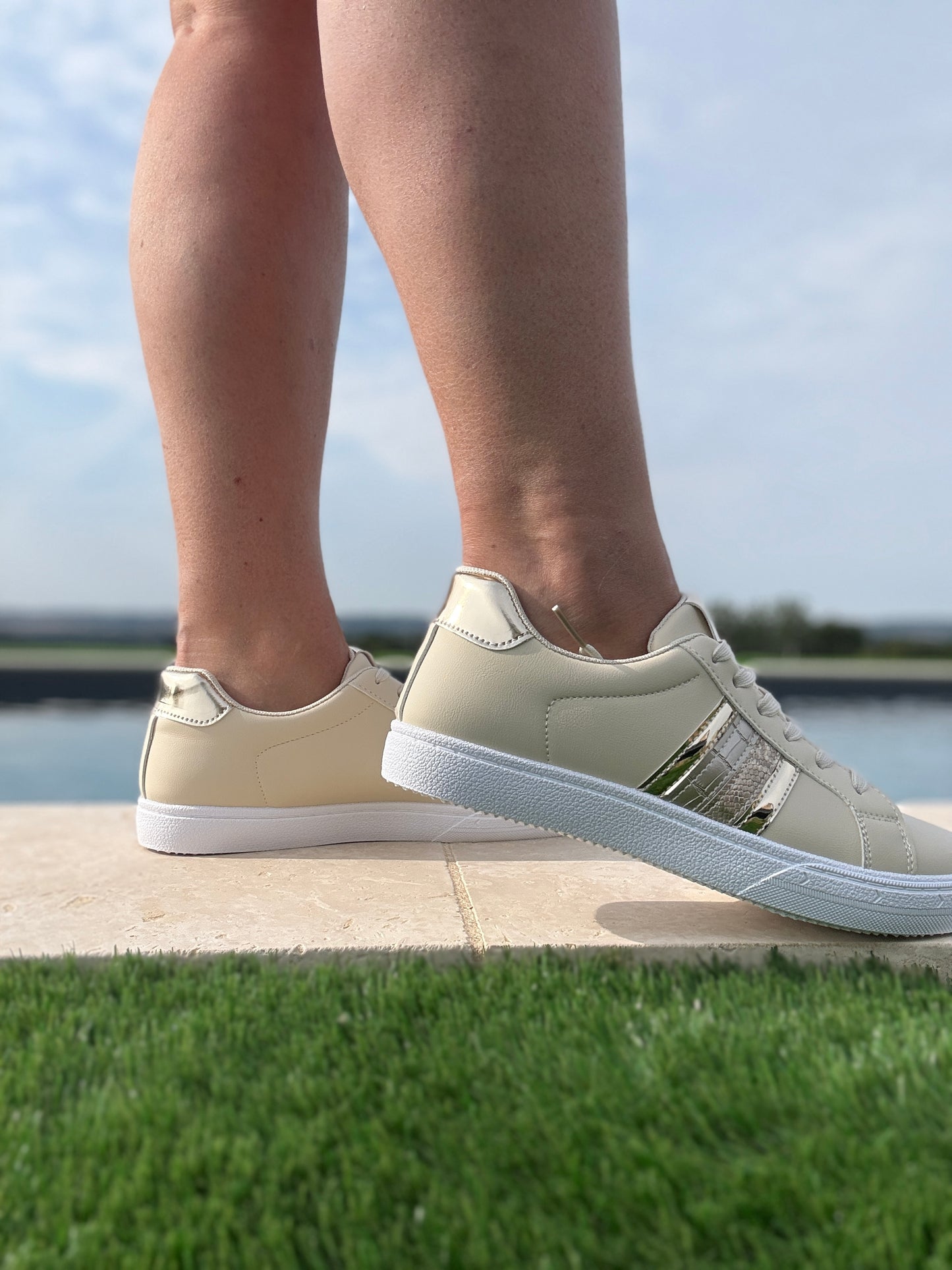 Chaussures baskets beige avec bandes dorées style sneakers