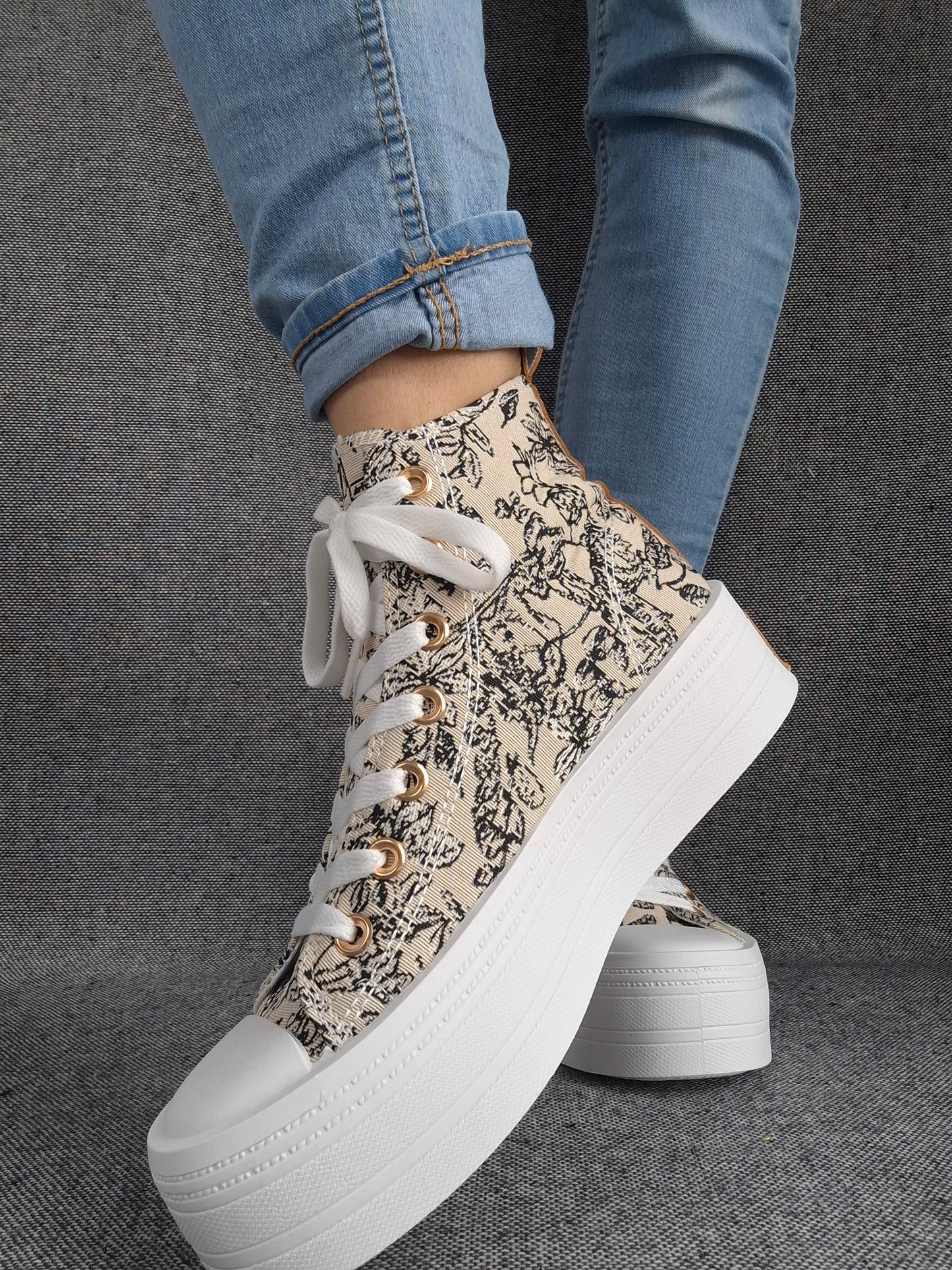 Chaussures baskets hautes en tissu toile beige toile de jouy noir semelles compensées
