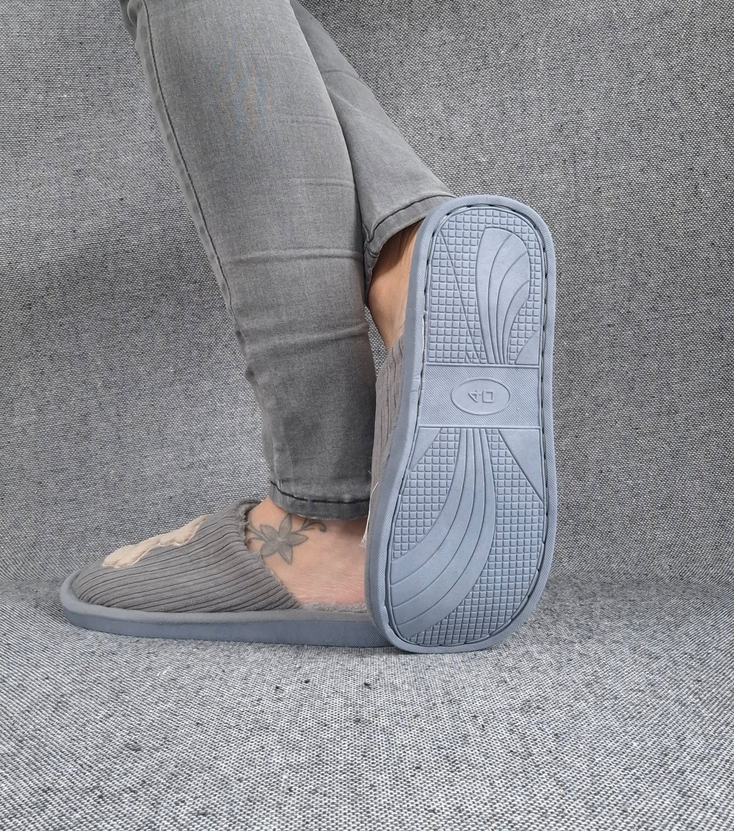 Chaussons fourrés gris en tissu avec motif ours beige
