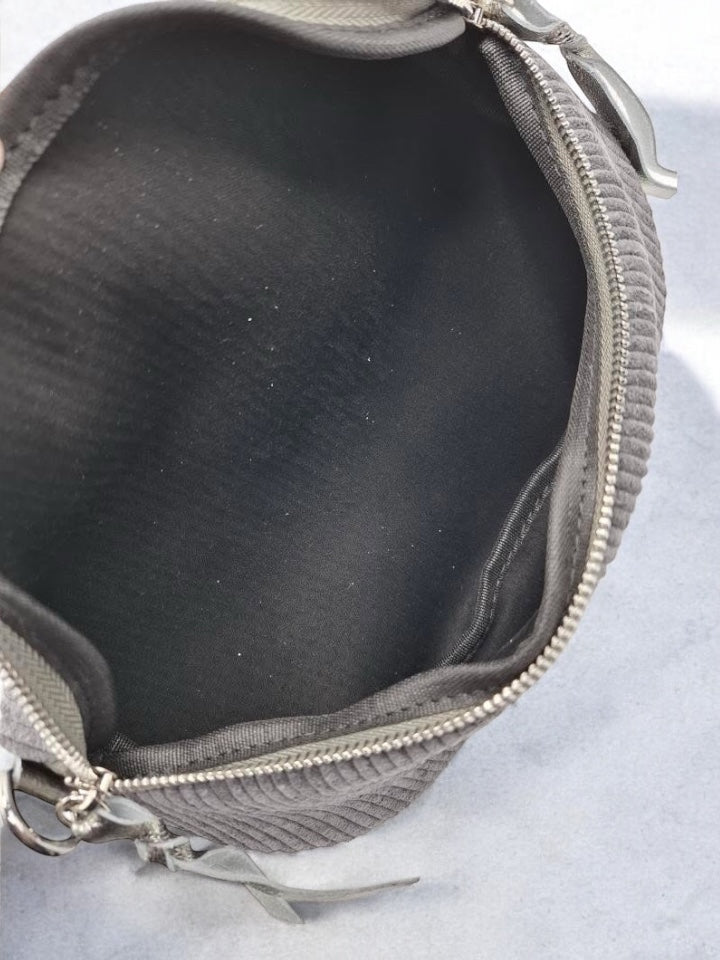 Sac banane en velours côtelé gris doubles curseurs en cuir