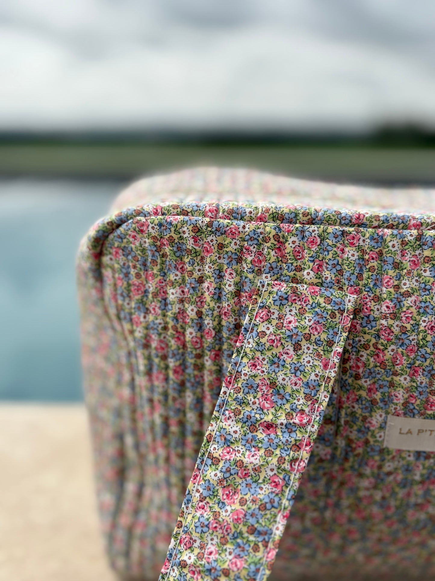 Sac week-end polochon en coton matelassé multicolore liberty fleuri rose bleu et blanc