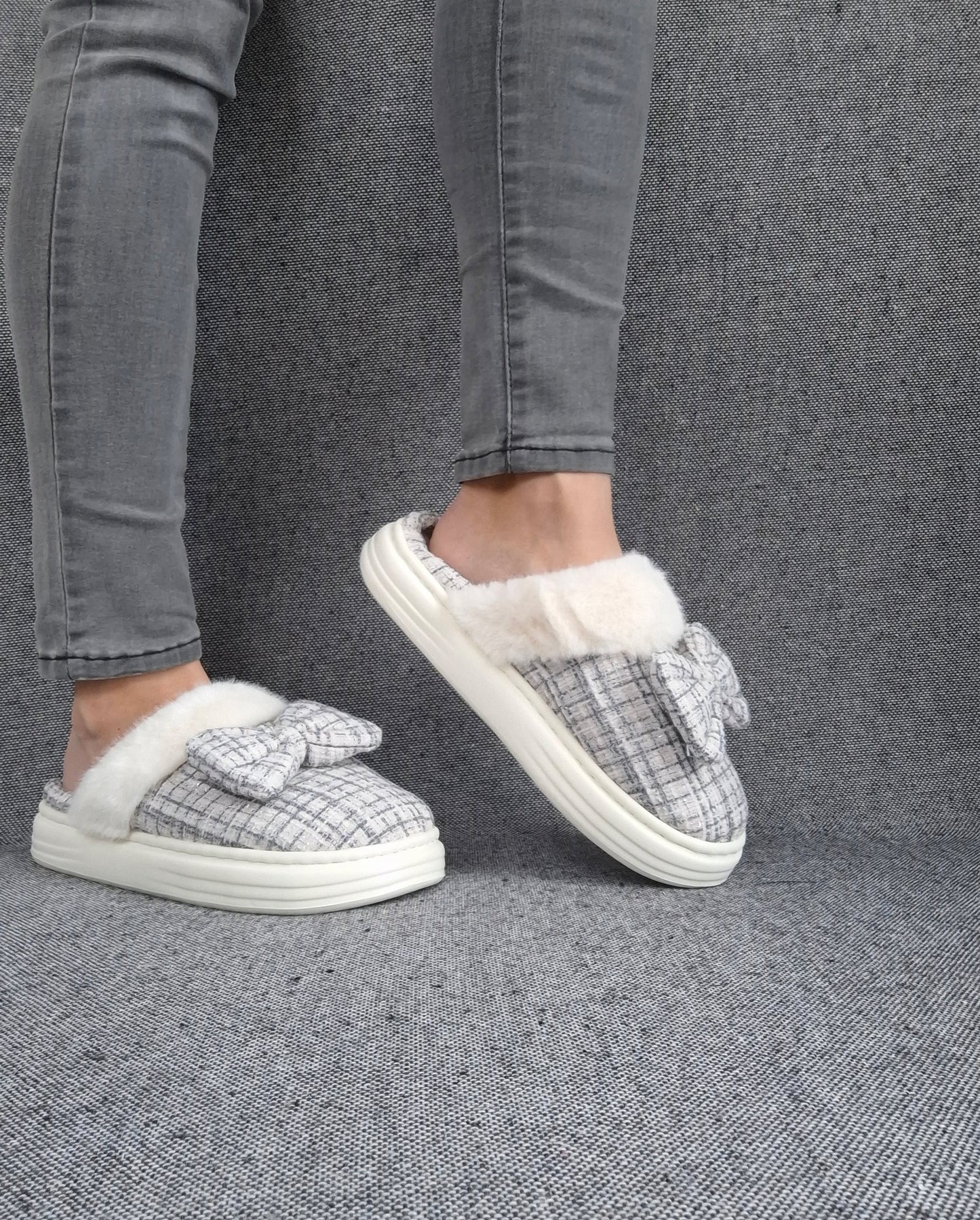 Chaussons fourrés bleu et blanc en tissu à carreaux avec noeud