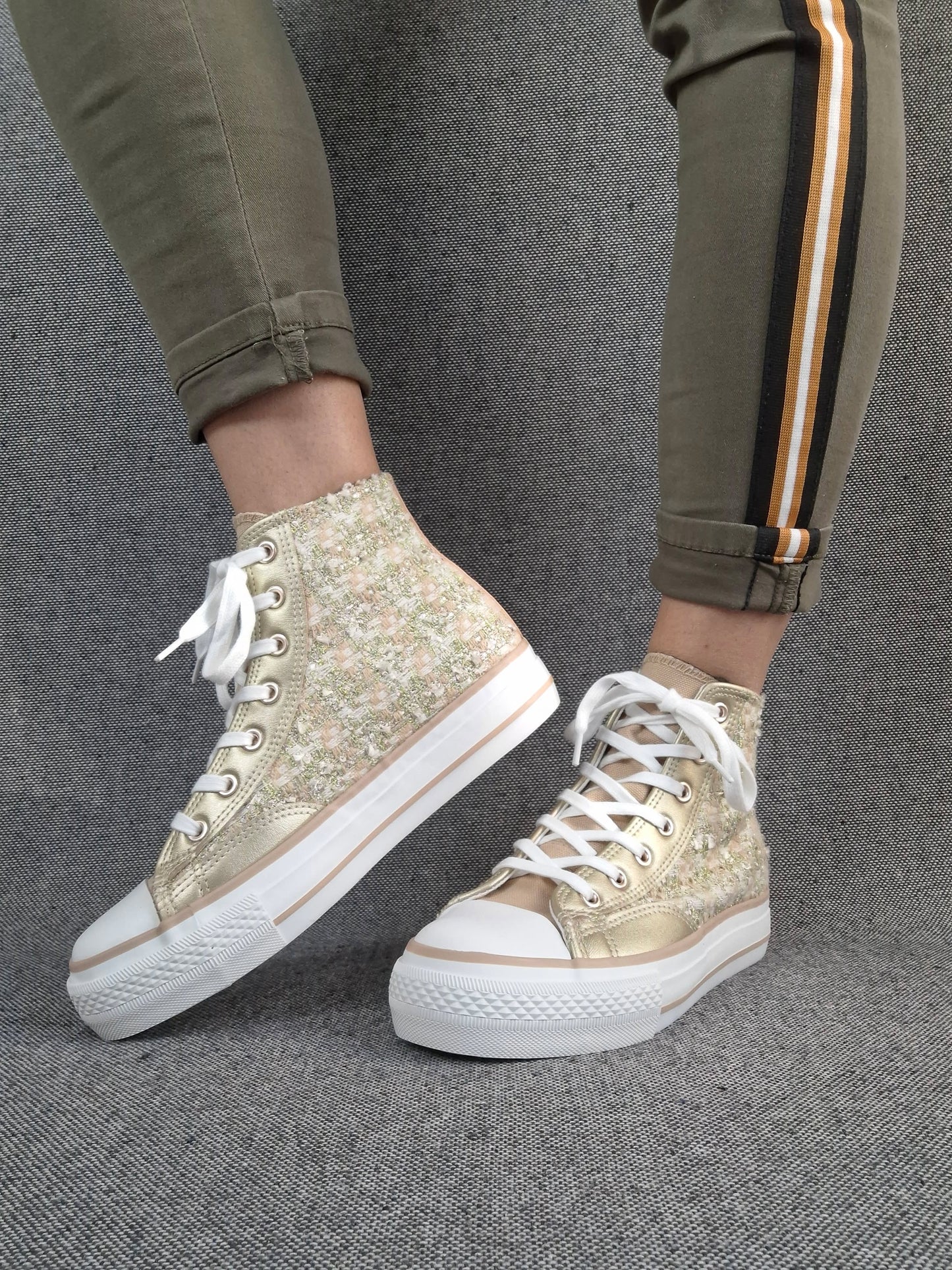 Chaussures baskets hautes en tweed doré style converse