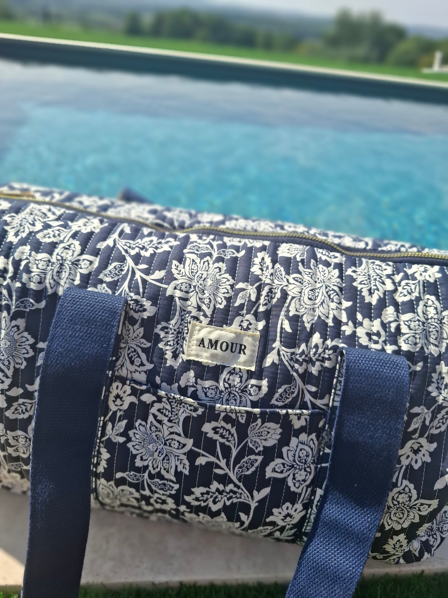 Sac polochon en coton matelassé liberty fleuri toile de jouy bleu marine et blanc