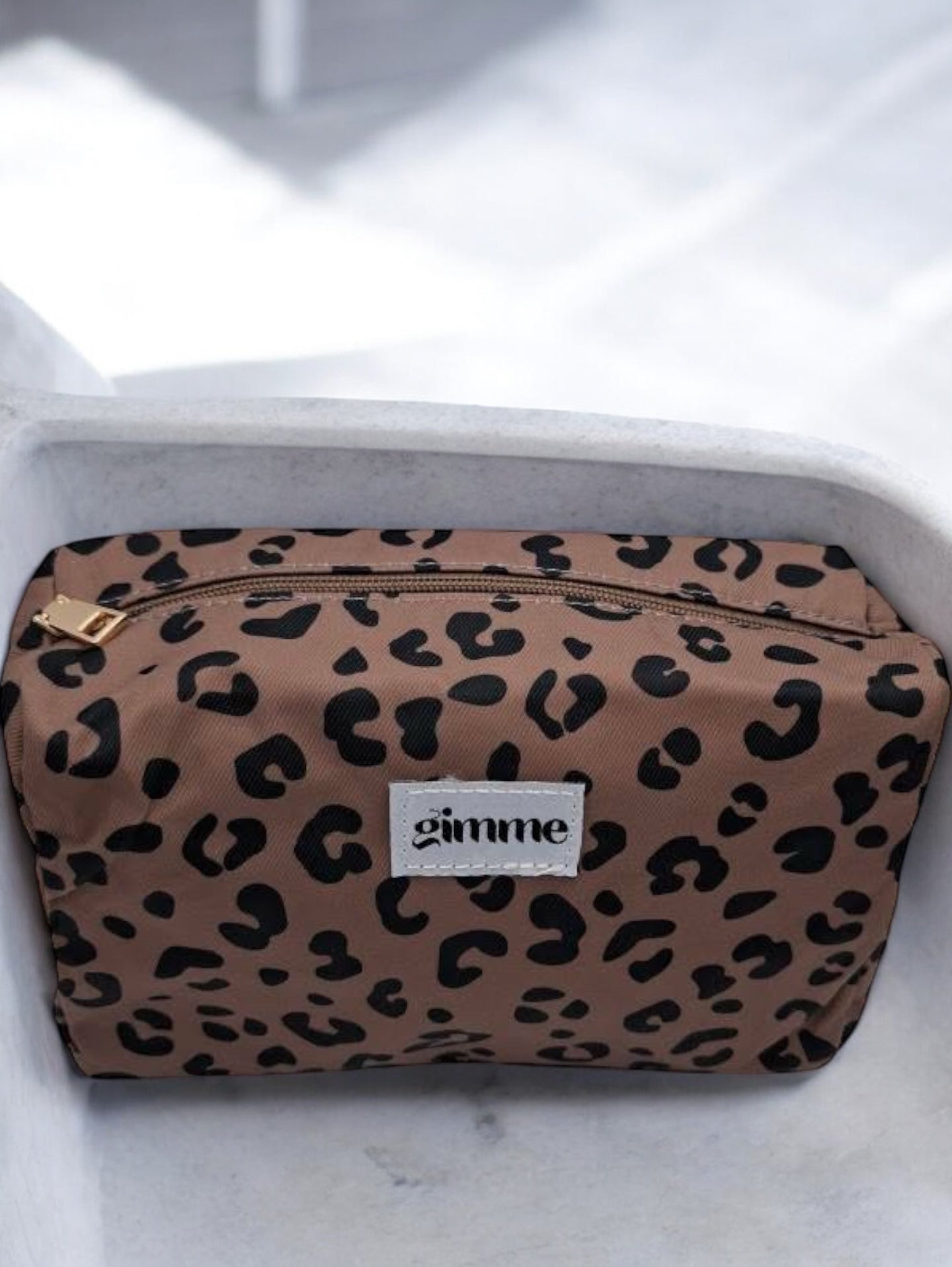 Pochette trousse en tissu imperméable marron motif léopard
