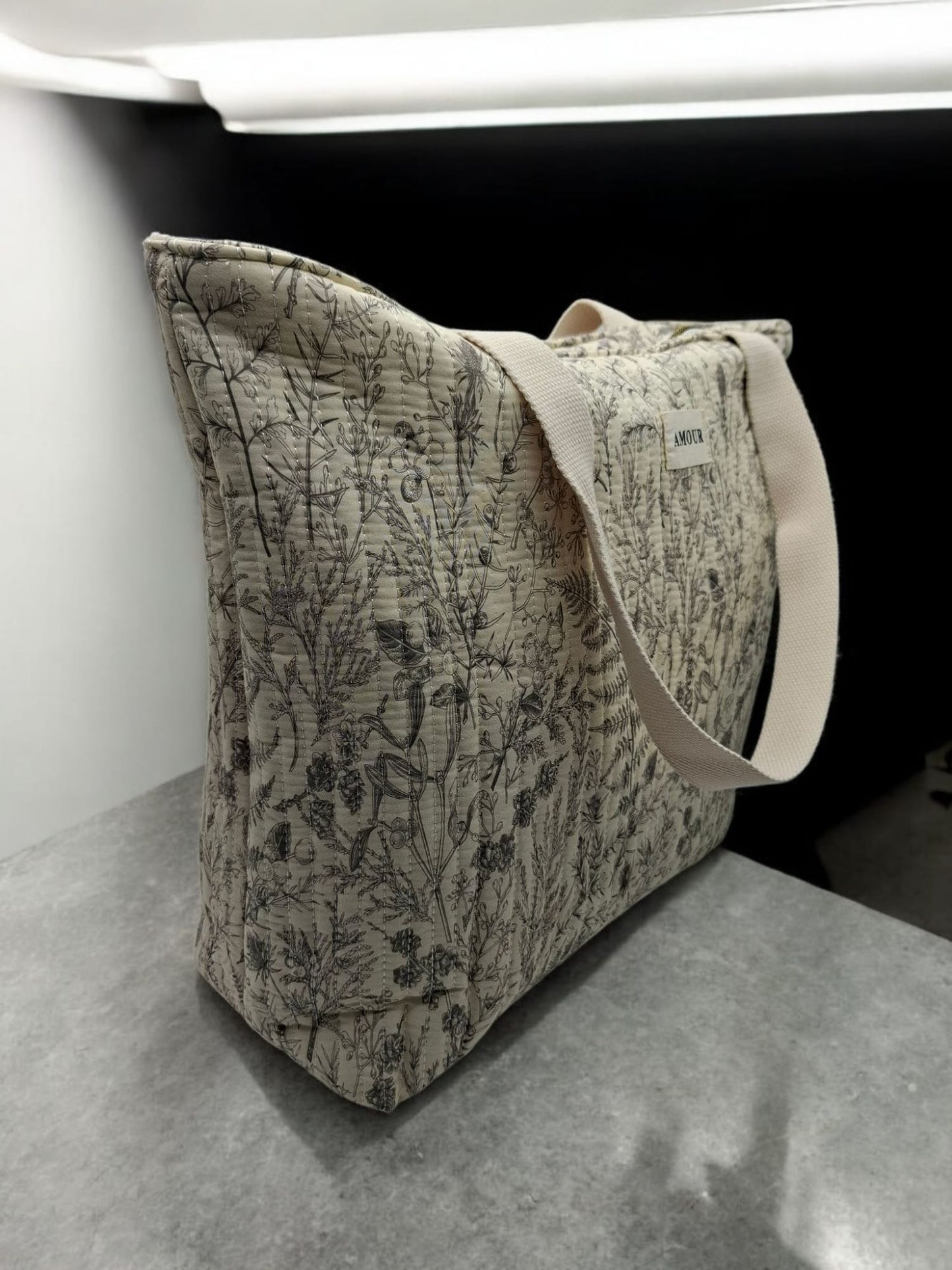 Sac cabas porté épaule blanc en coton liberty fleuri noir et creme
