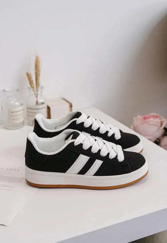 Chaussures baskets basses noires à rayures blanches style sneakers campus