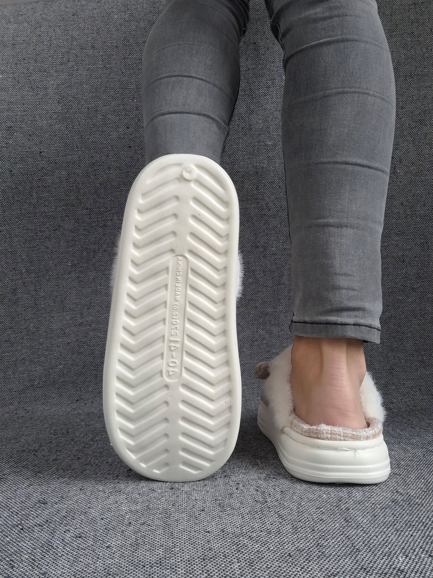 Chaussons fourrés beige et blanc en tissu à carreaux avec noeud