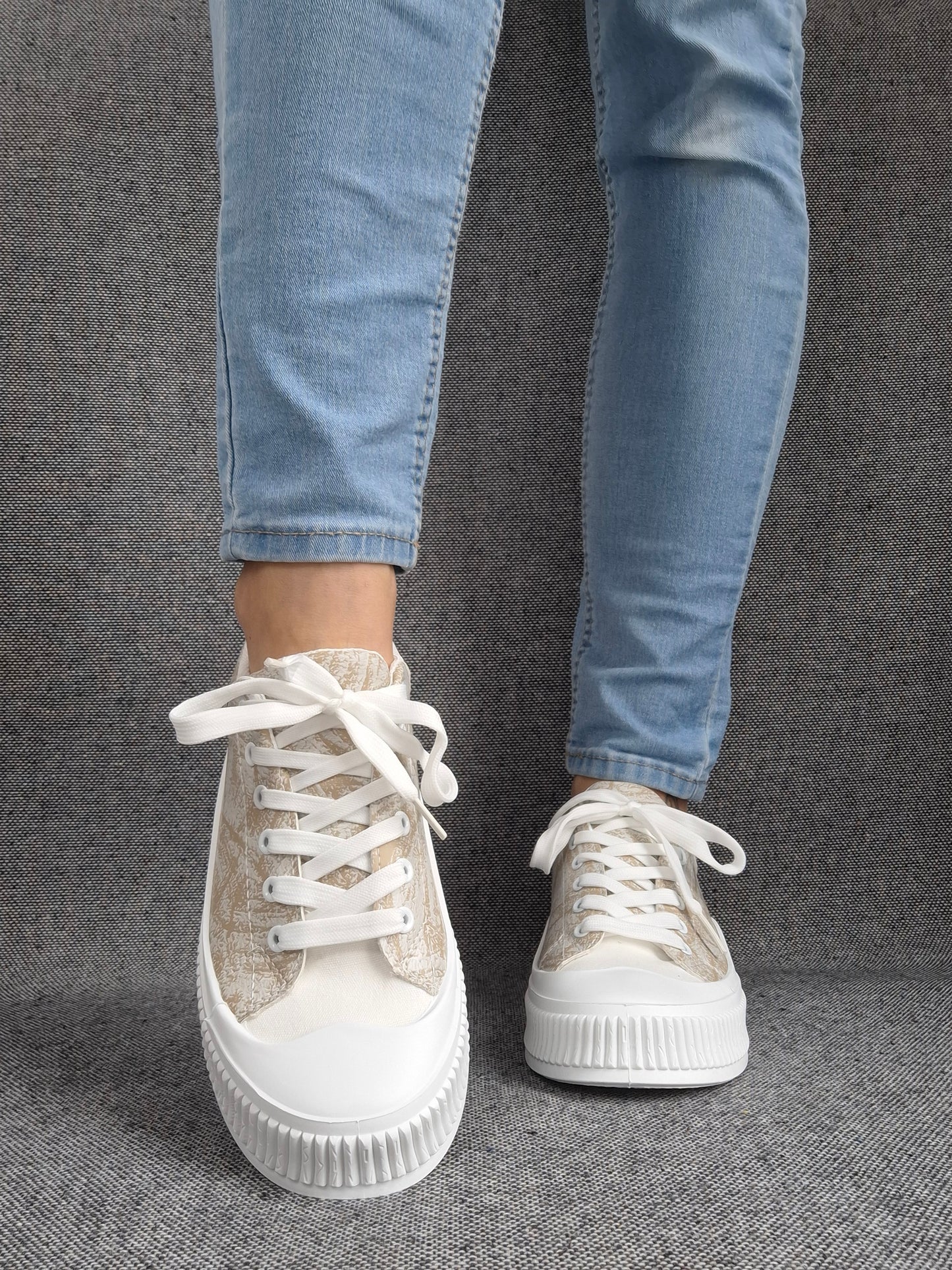 Chaussures baskets basses en simili beige strié et blanc type converse