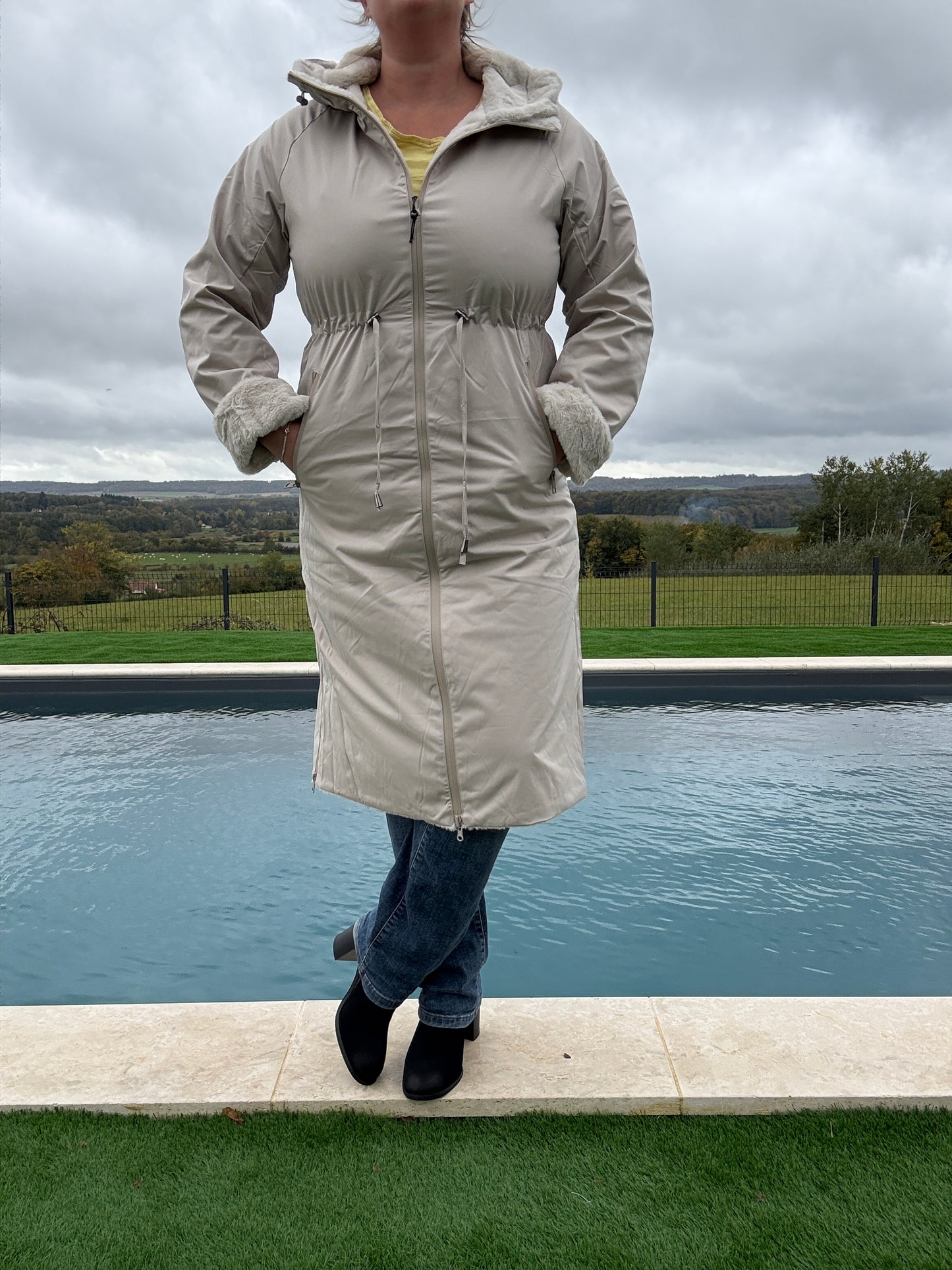 Melya Melody - Manteau long réversible blanc crème fausse fourrure avec capuche et cordons de serrage à la taille
