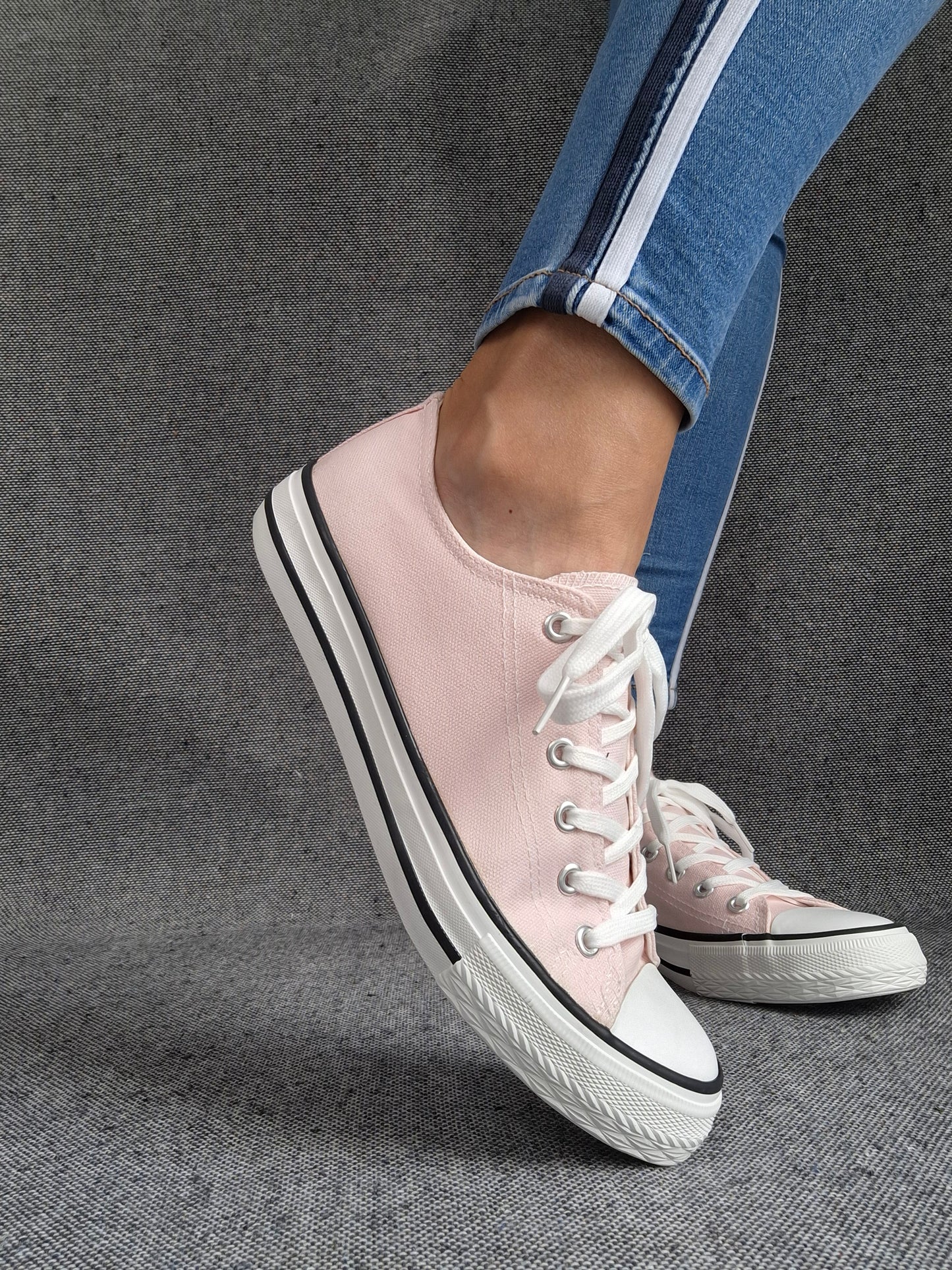 Chaussures baskets basses tissu toile rose pale style converse