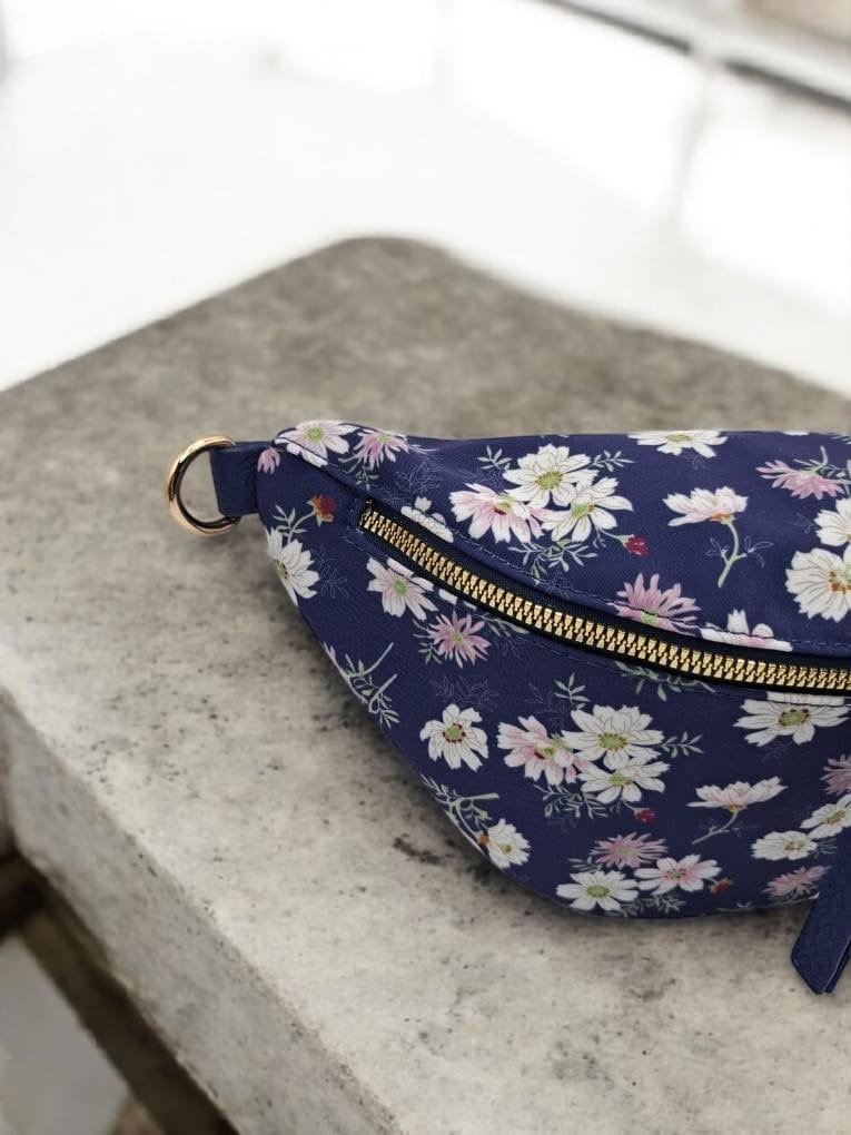 Sac banane en tissu bleu marine motifs fleuris blanc et rose