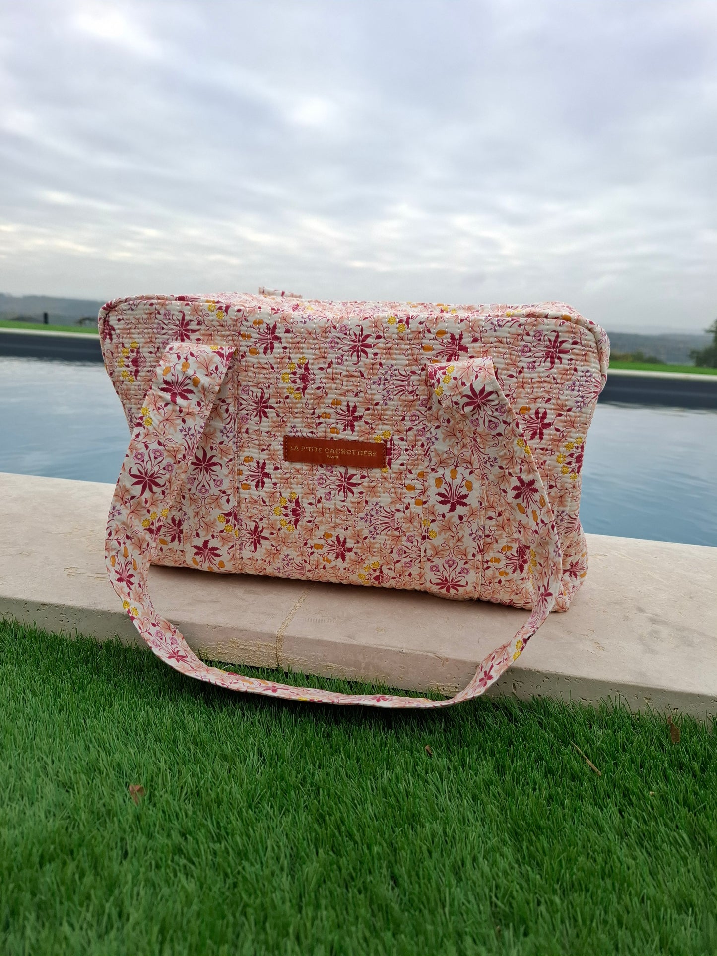 Sac week-end polochon en coton matelassé rose liberty fleuris nuances de rose, de jaune et de blanc