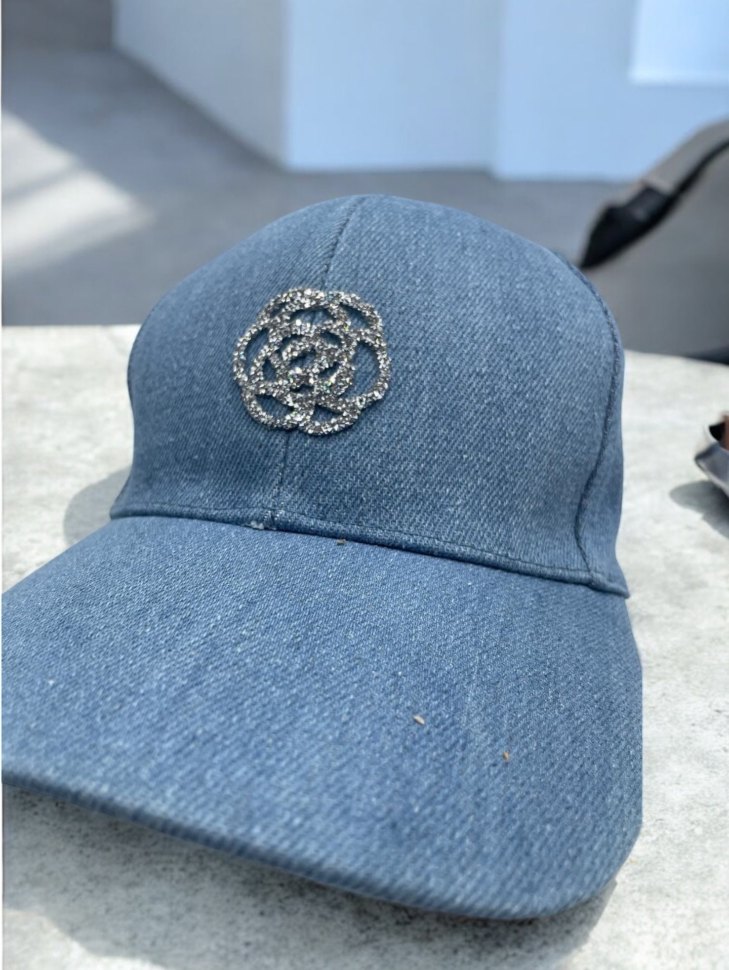 Casquette en coton jean bleu avec logo en strass