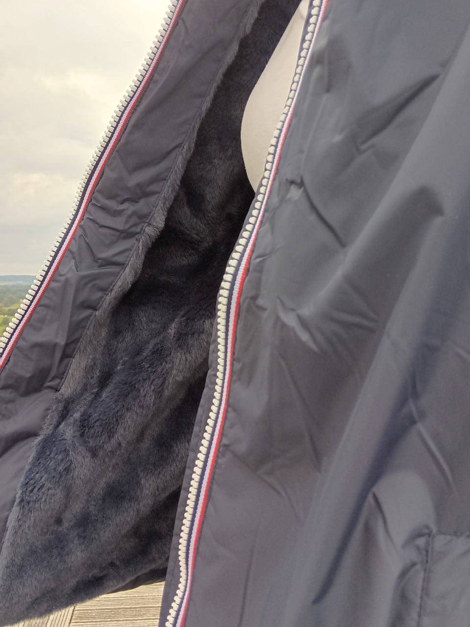 Laura Jo - Imperméable mi long doublé en fausse fourrure cordon tricolore couleur bleu marine