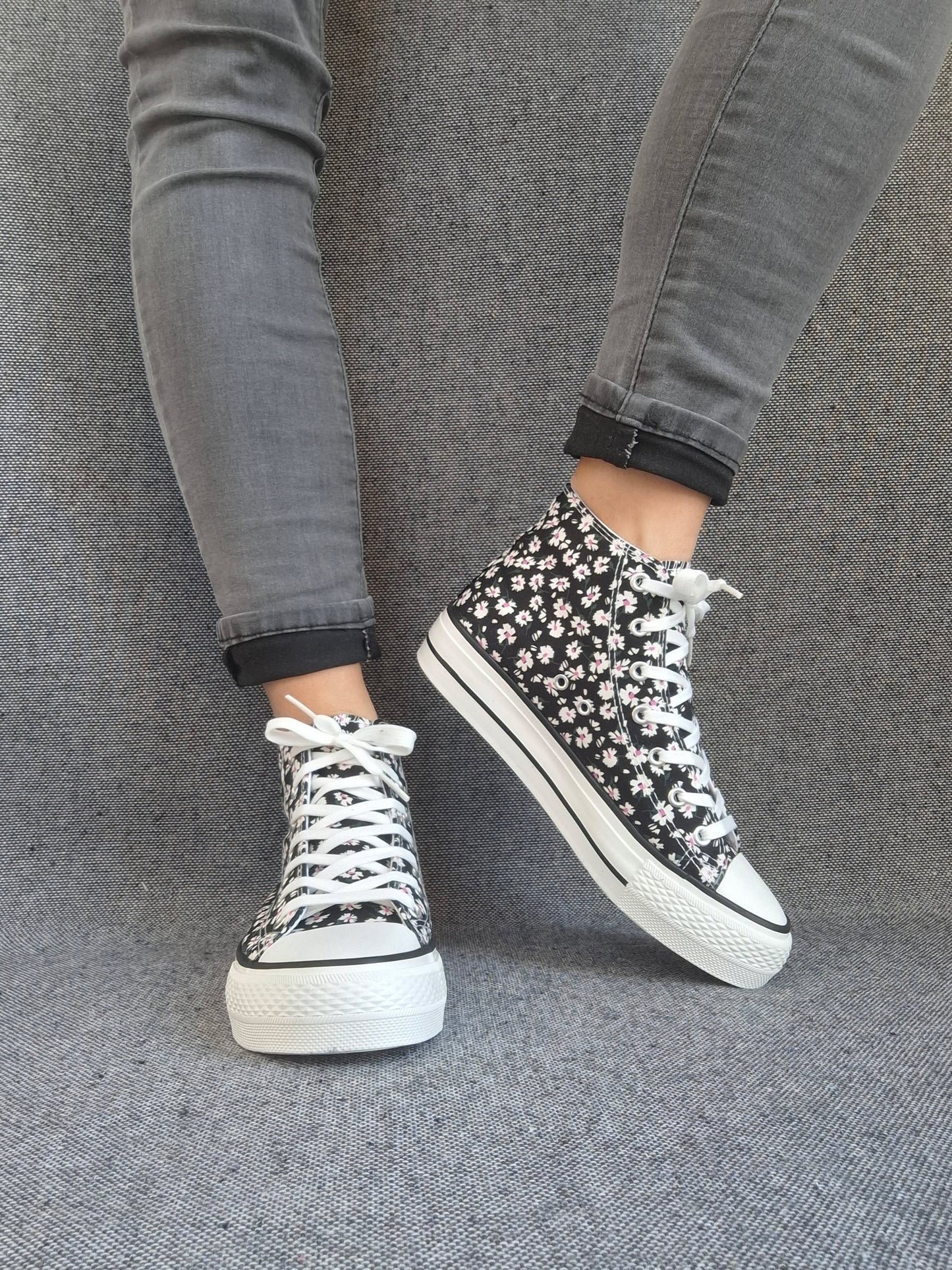 Chaussures baskets hautes motifs liberty fleurs noire en tissu style converse