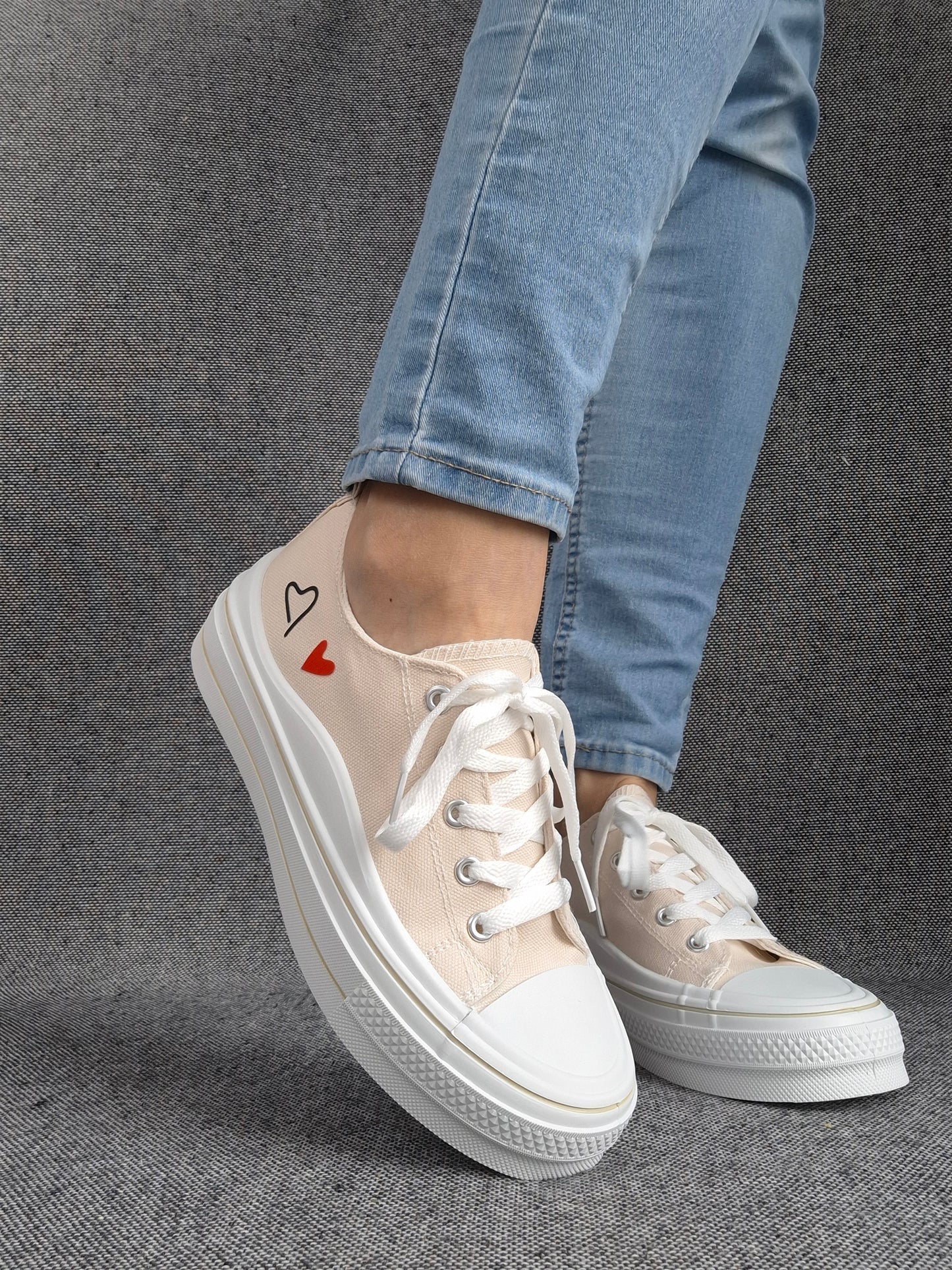 Chaussures baskets basses en tissu toile beige motifs coeurs rouge et noir