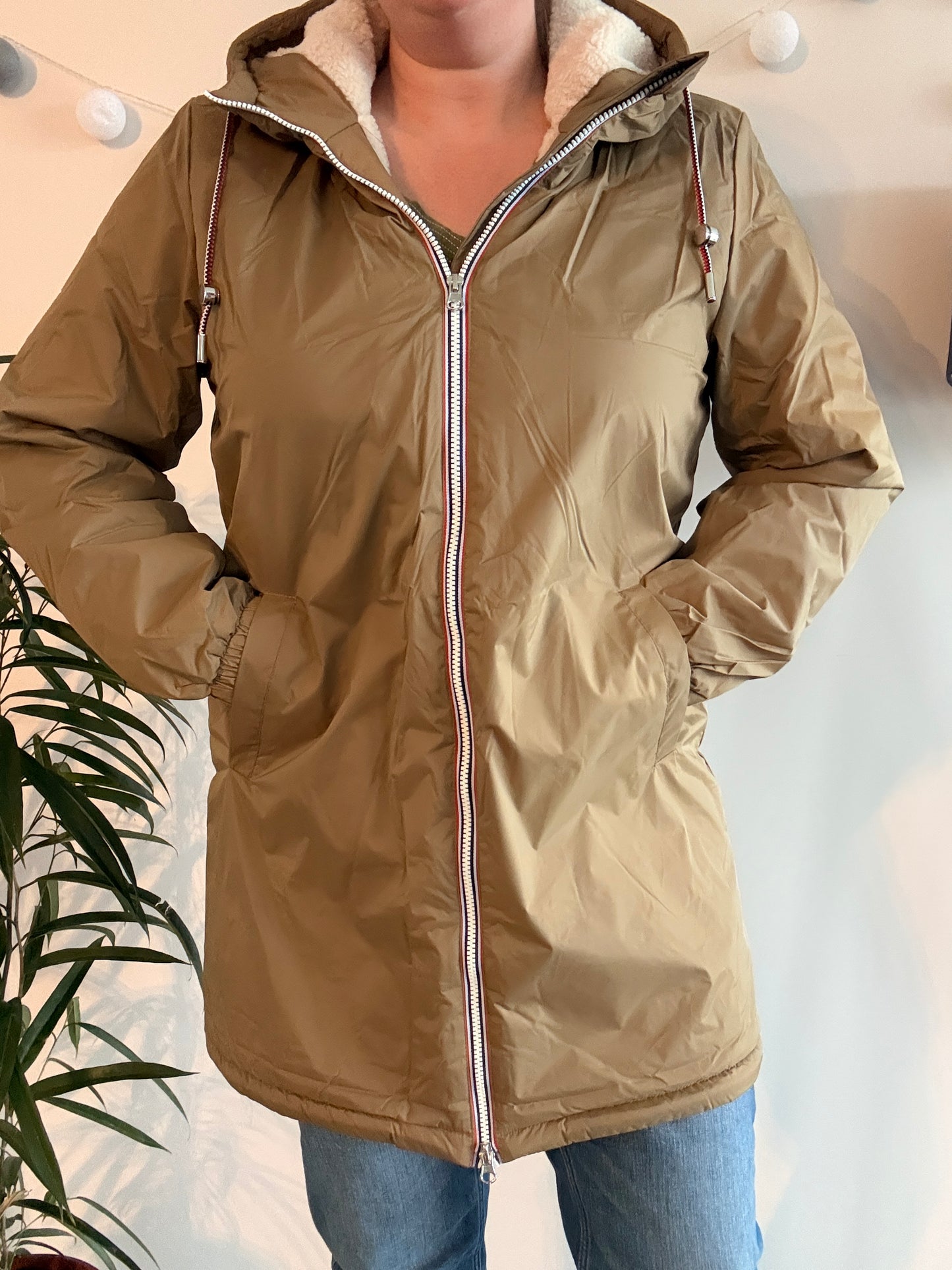 Parka Larga Mujer Laura Jo - Impermeable Camel Forrada Sherpa Beige con Capucha Ajustable