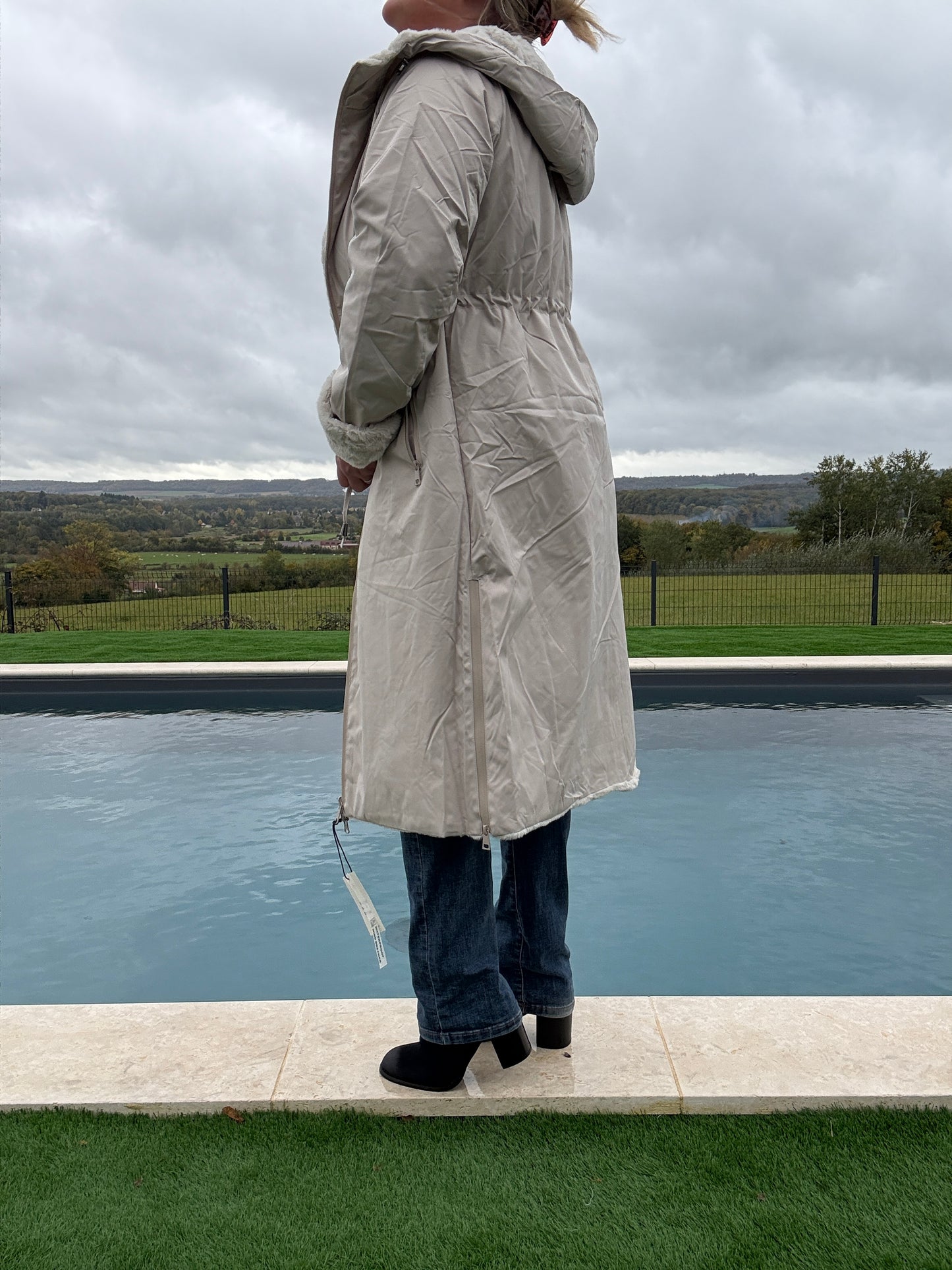 Melya Melody - Manteau long réversible blanc crème fausse fourrure avec capuche et cordons de serrage à la taille