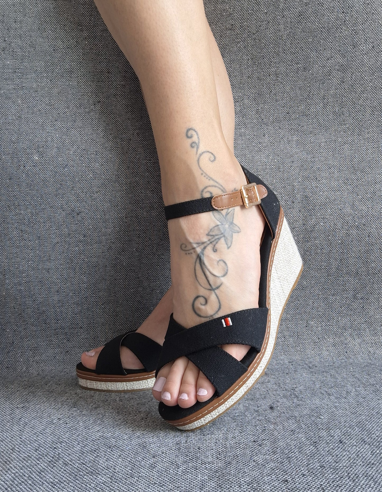 Chaussures sandales compensées tissu à lanières noire et semelle beige