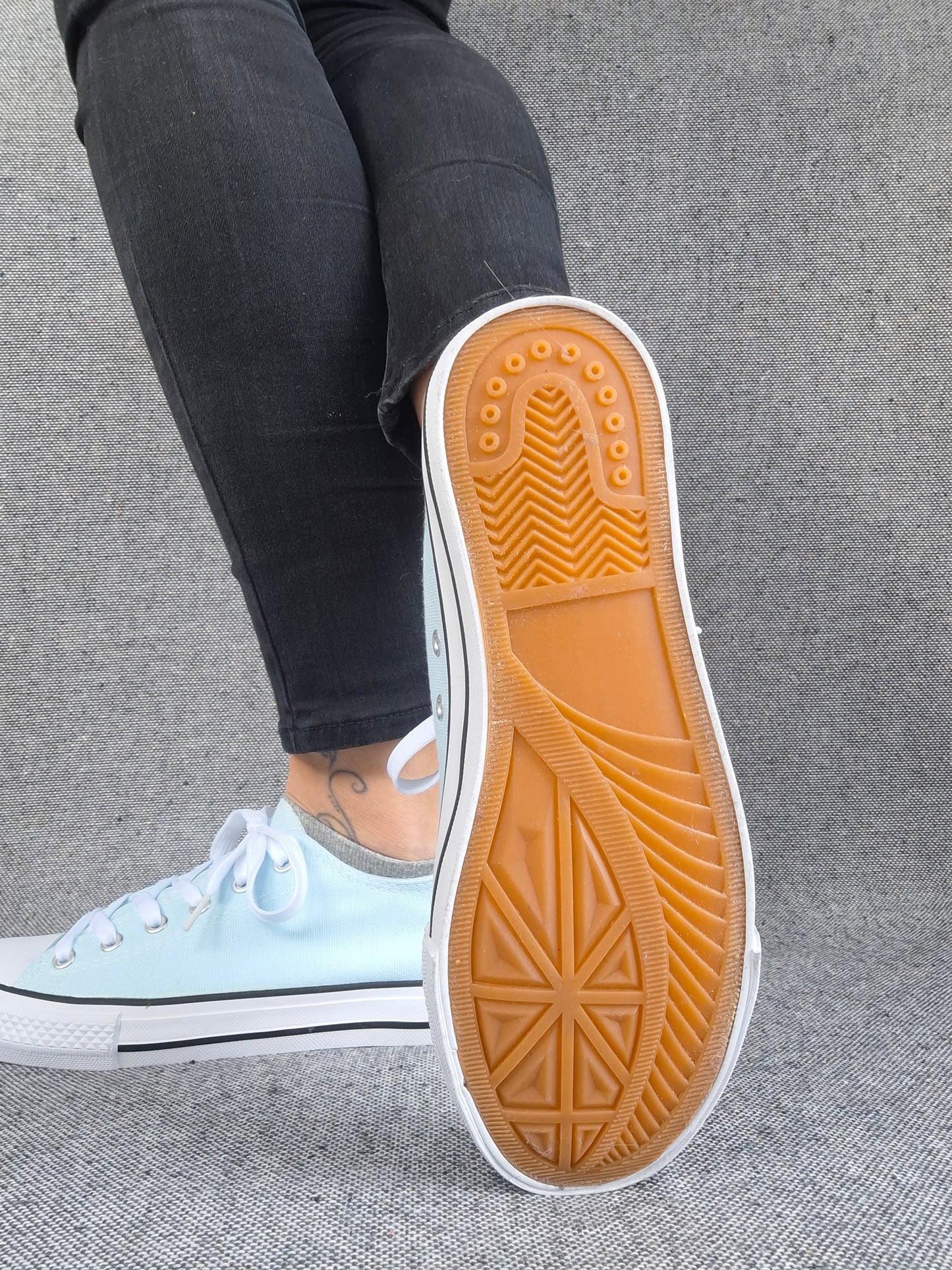 Chaussures baskets basses bleu ciel et blanc type converse