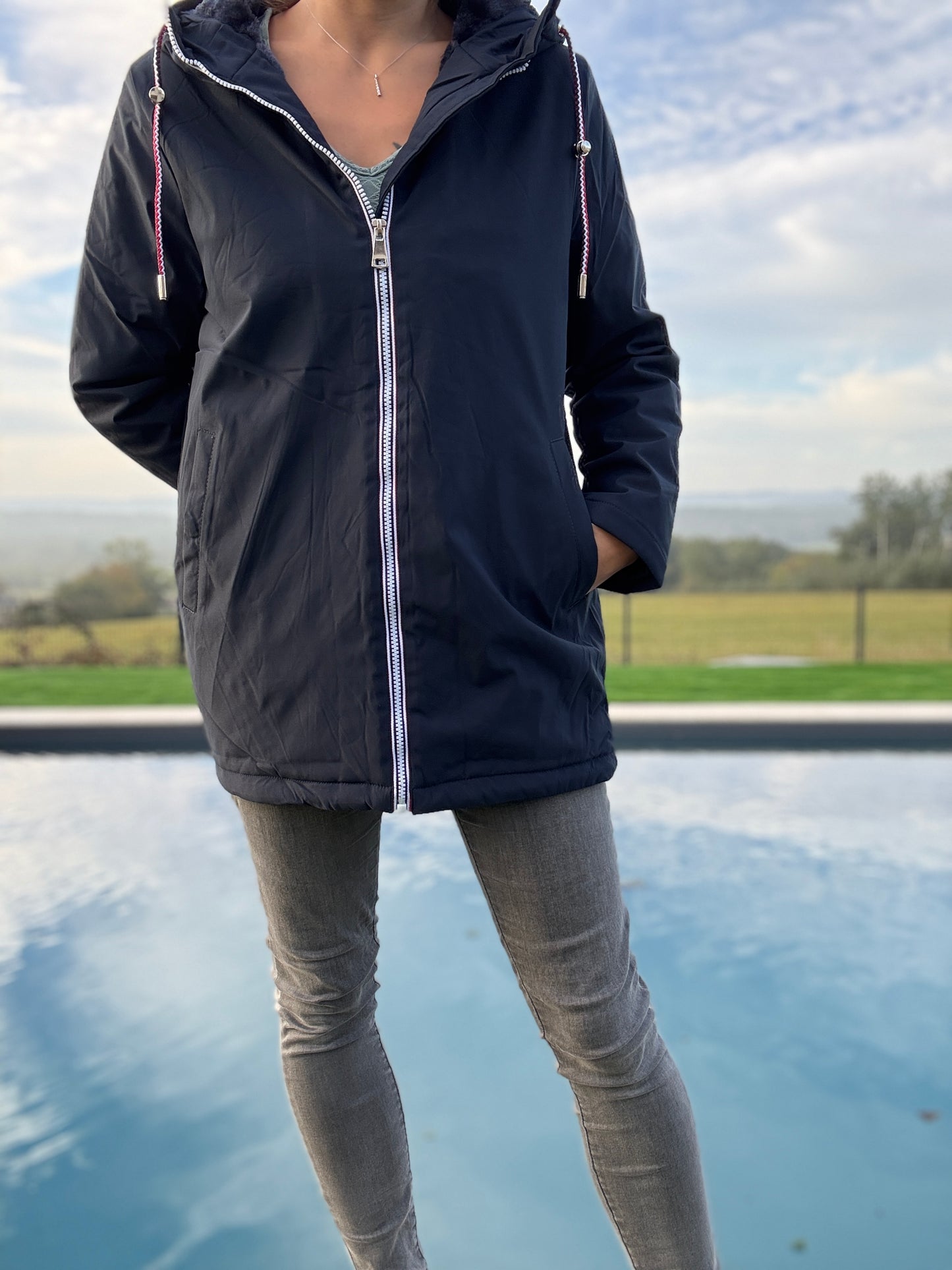 Manteau imperméable mi long fourré en fausse fourrure bleu marine - Curvy