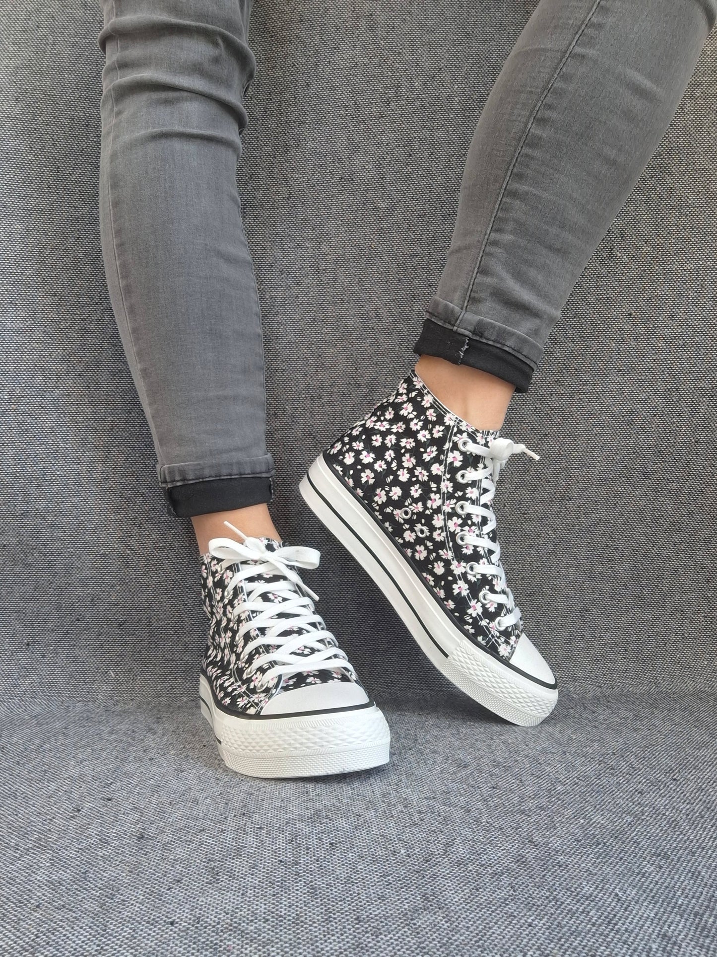 Chaussures baskets hautes motifs liberty fleurs noire en tissu style converse