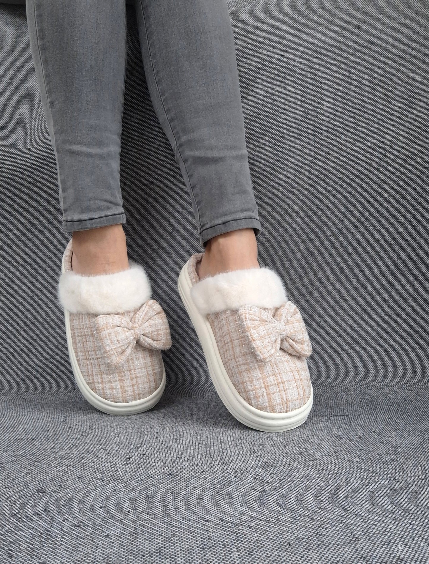 Chaussons fourrés beige et blanc en tissu à carreaux avec noeud