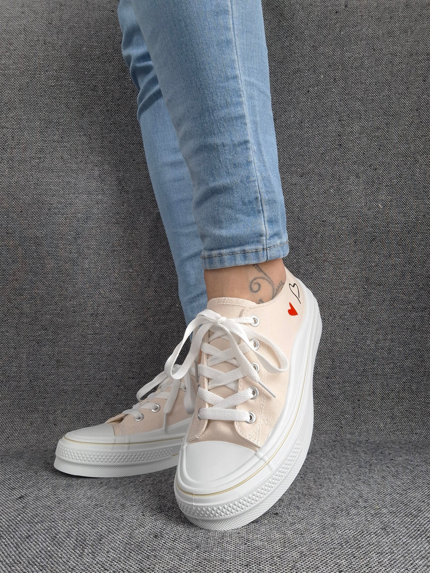 Chaussures baskets basses en tissu toile beige motifs coeurs rouge et noir