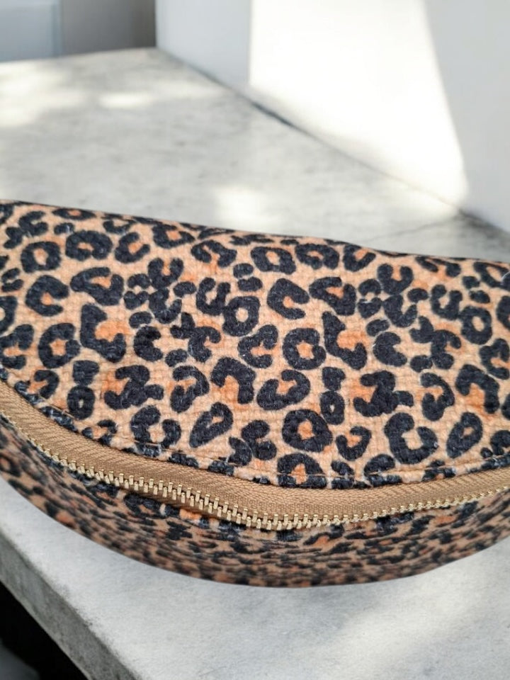 Sac banane camel matelassé en coton gaufré motif léopard