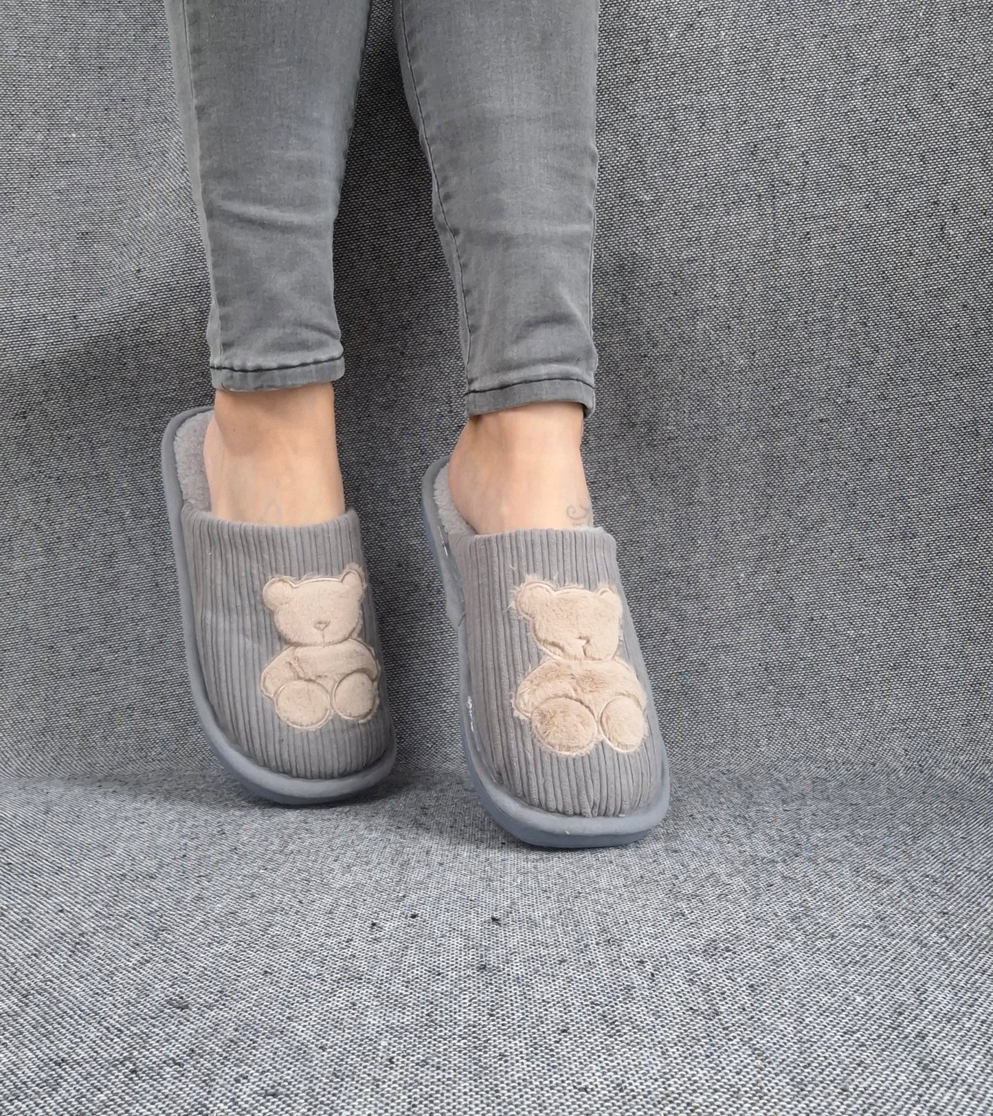 Chaussons fourrés gris en tissu avec motif ours beige