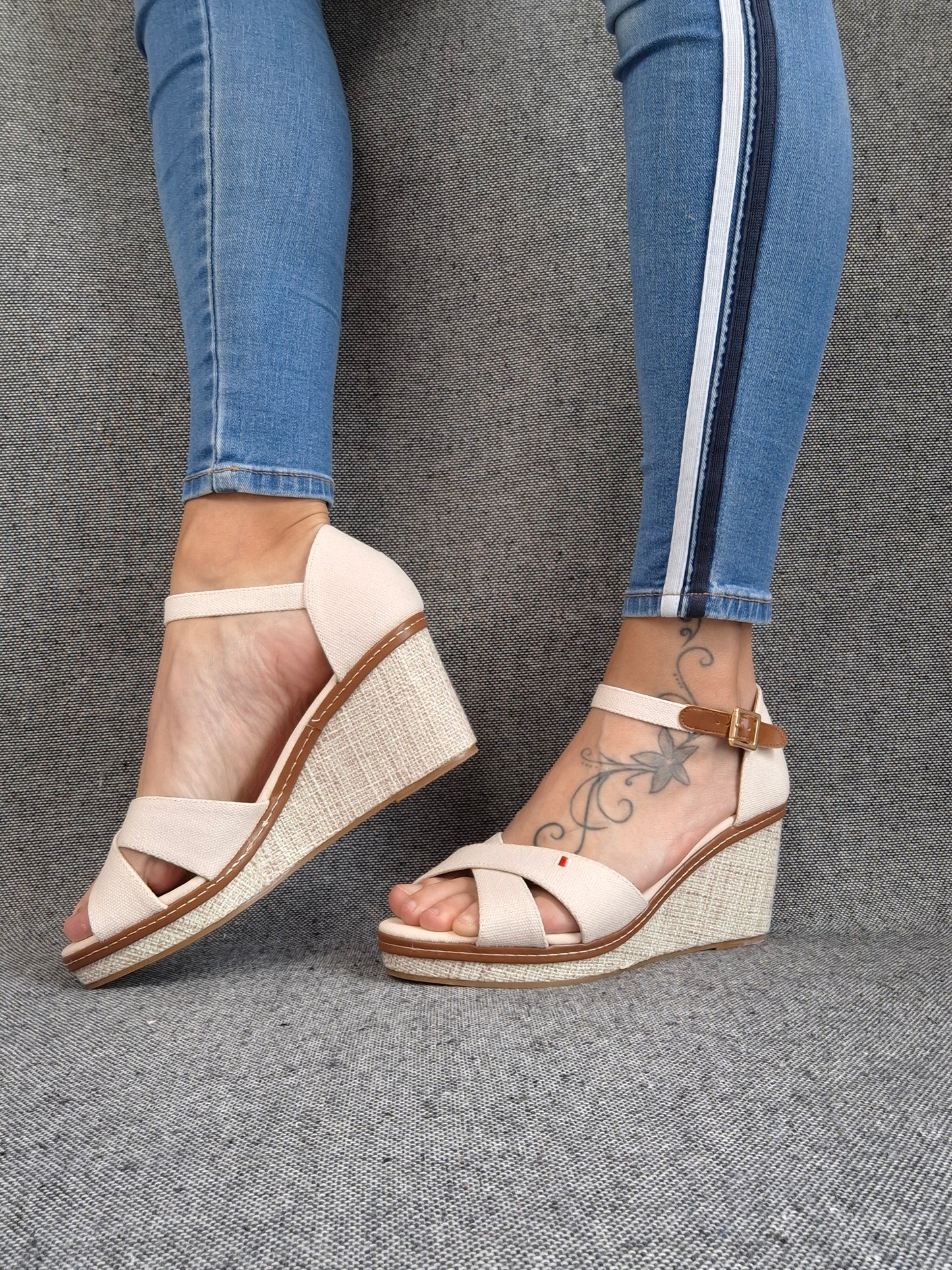 Chaussures sandales compensées tissu à lanières beige et semelle beige pointure