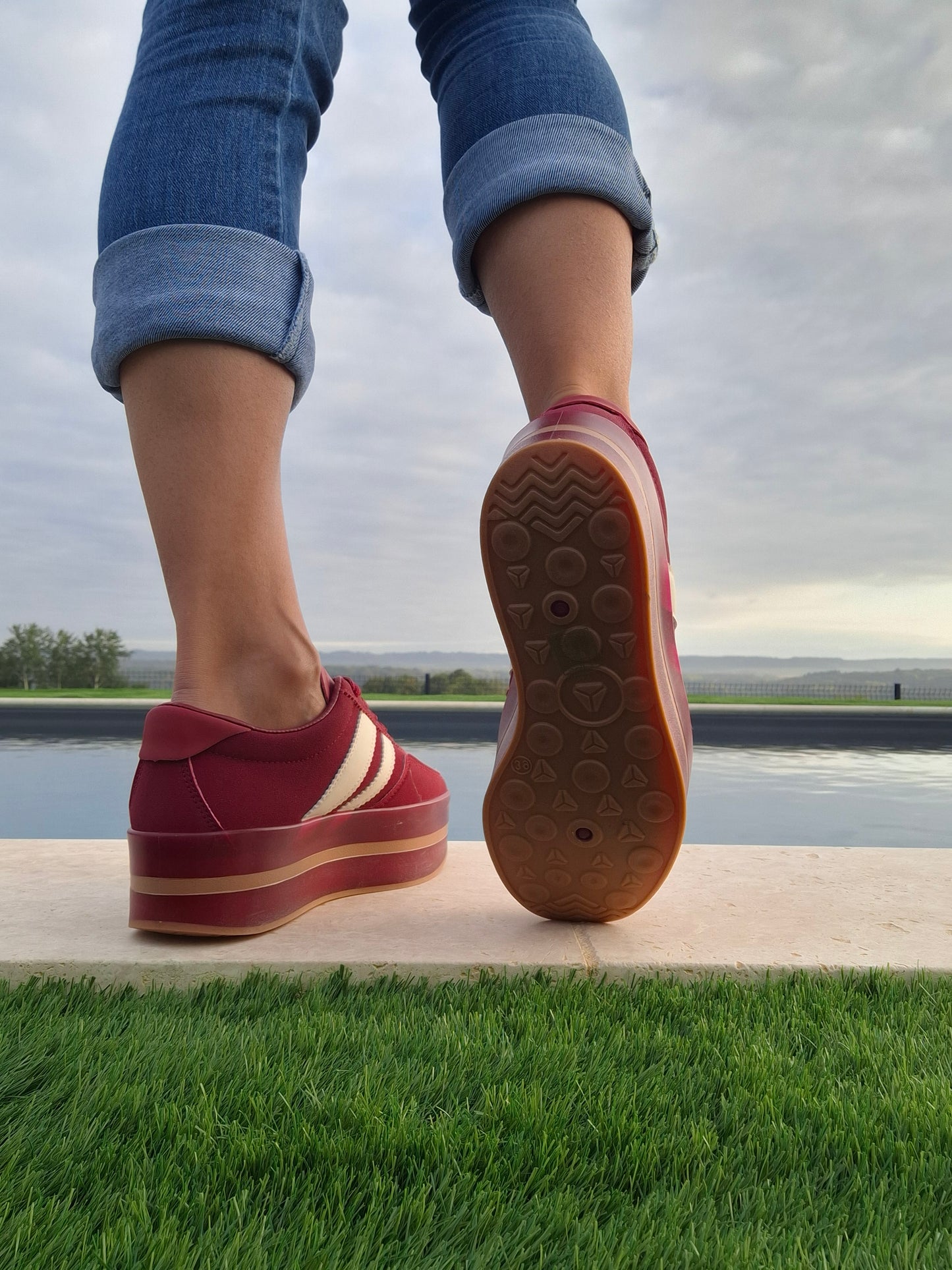 Chaussures baskets basses compensées rouge bordeaux avec bandes blanches style sneakers campus
