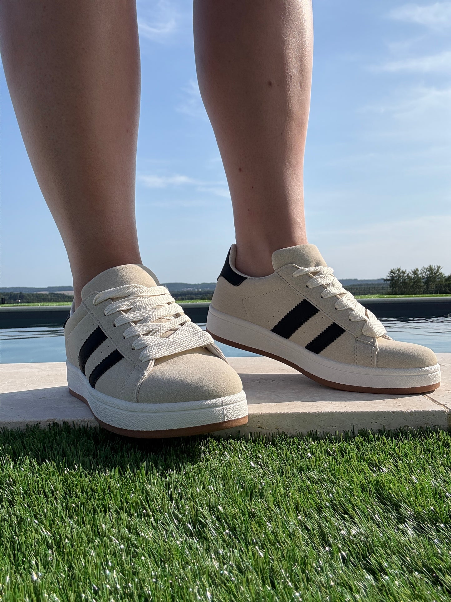 Chaussures baskets basses beige sable avec bandes noires style campus