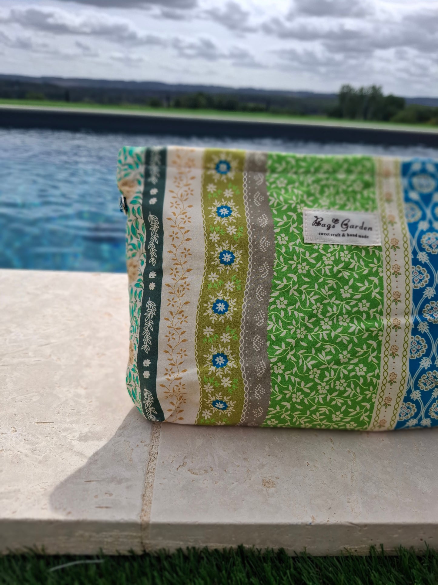 Trousse en tissu imperméabilisé motifs patchwork multicolores imprimés floraux et géométriques vert beige bleu