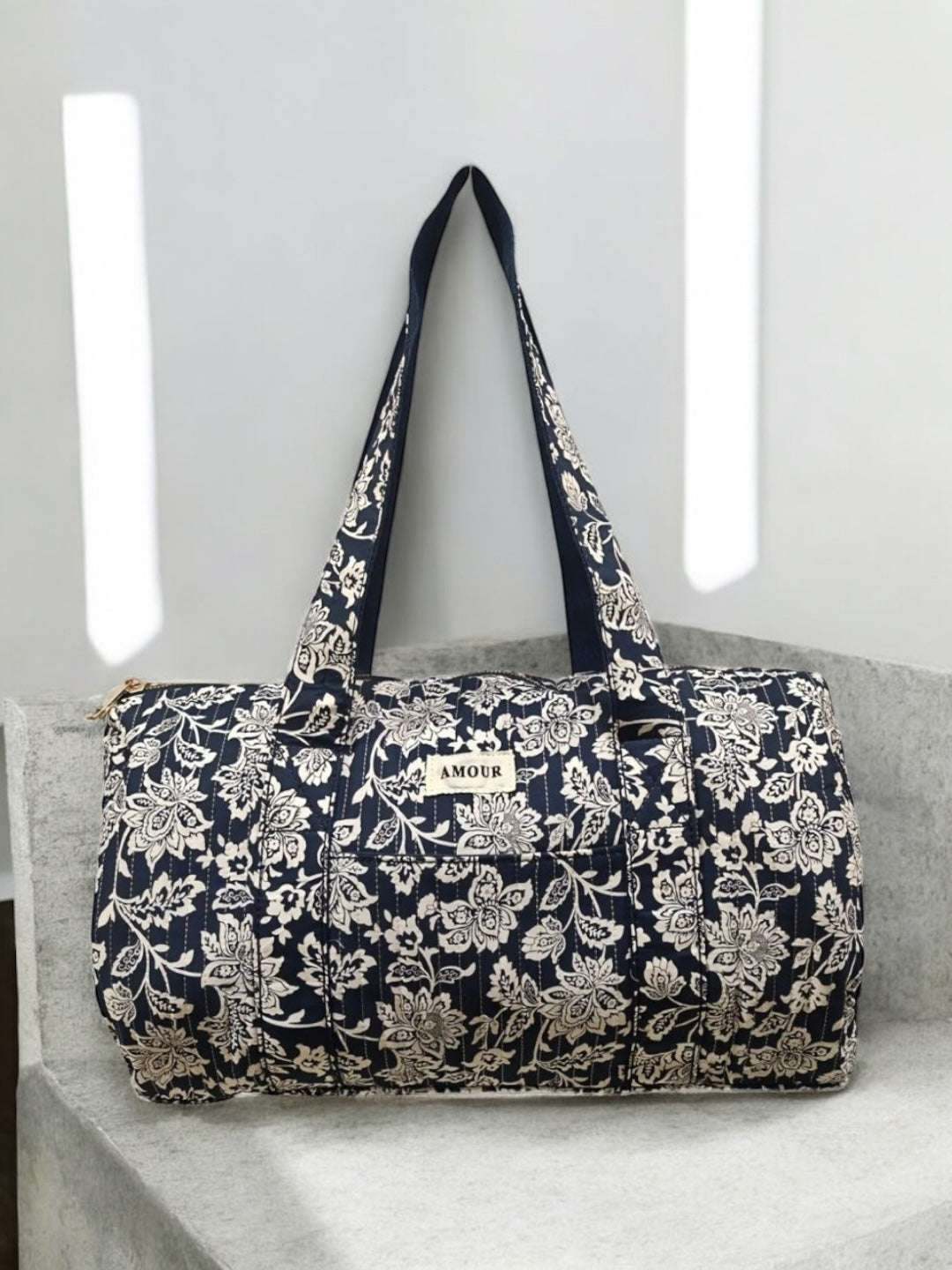 Sac polochon en coton matelassé liberty fleuri toile de jouy bleu marine et blanc