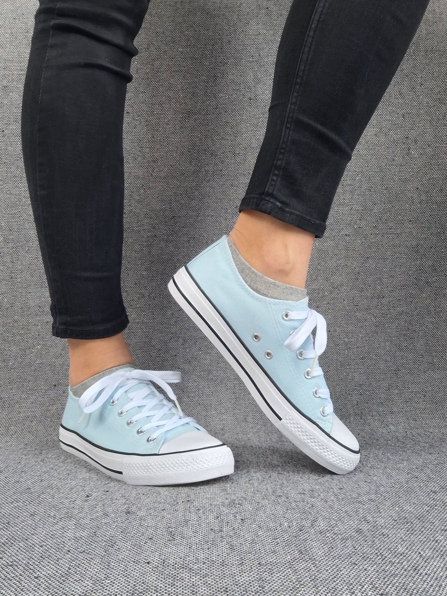 Chaussures baskets basses bleu ciel et blanc type converse