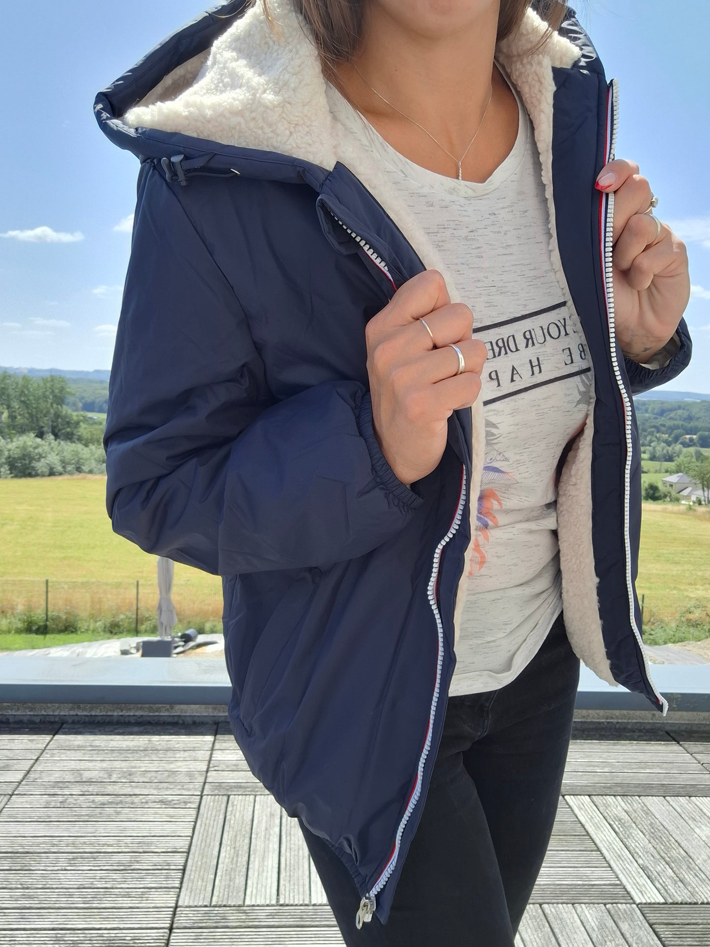 Laura Jo - Imperméable fourré court fausse fourrure bleu marine intérieur imitation sherpa beige