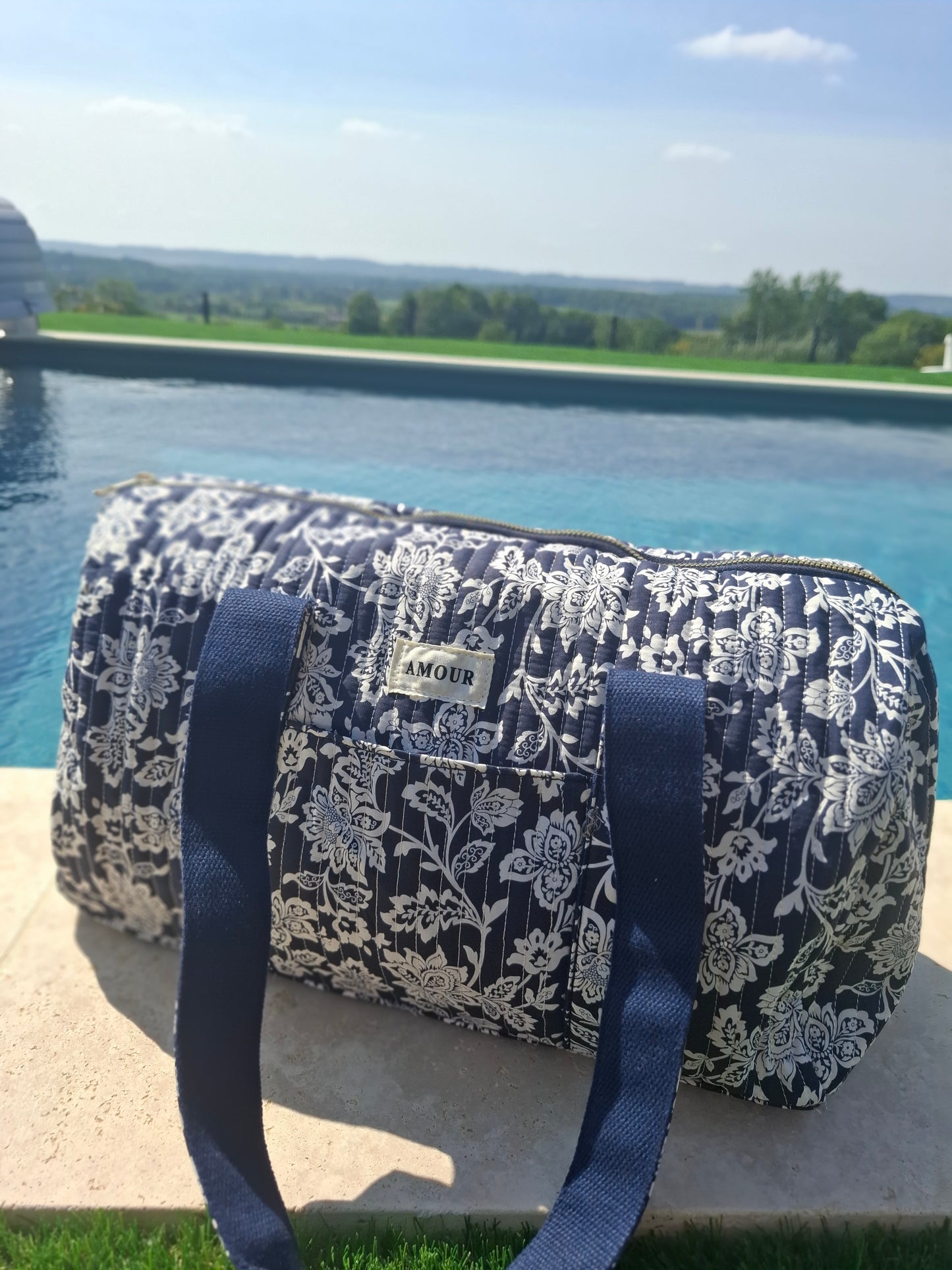 Sac polochon en coton matelassé liberty fleuri toile de jouy bleu marine et blanc