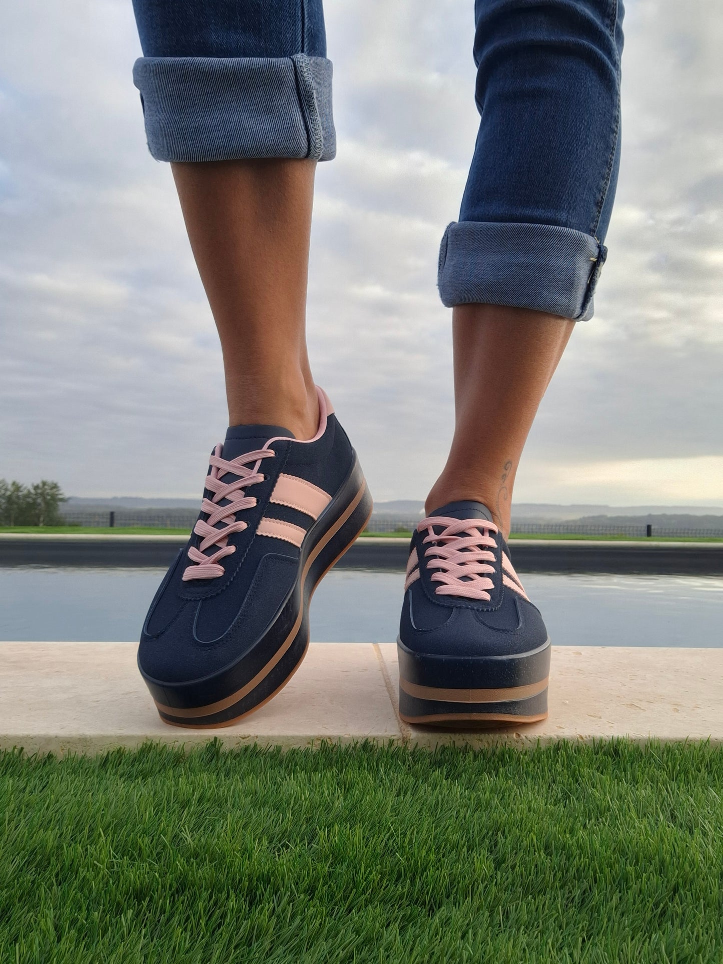 Chaussures baskets basses compensées bleu marine avec bandes roses style sneakers campus