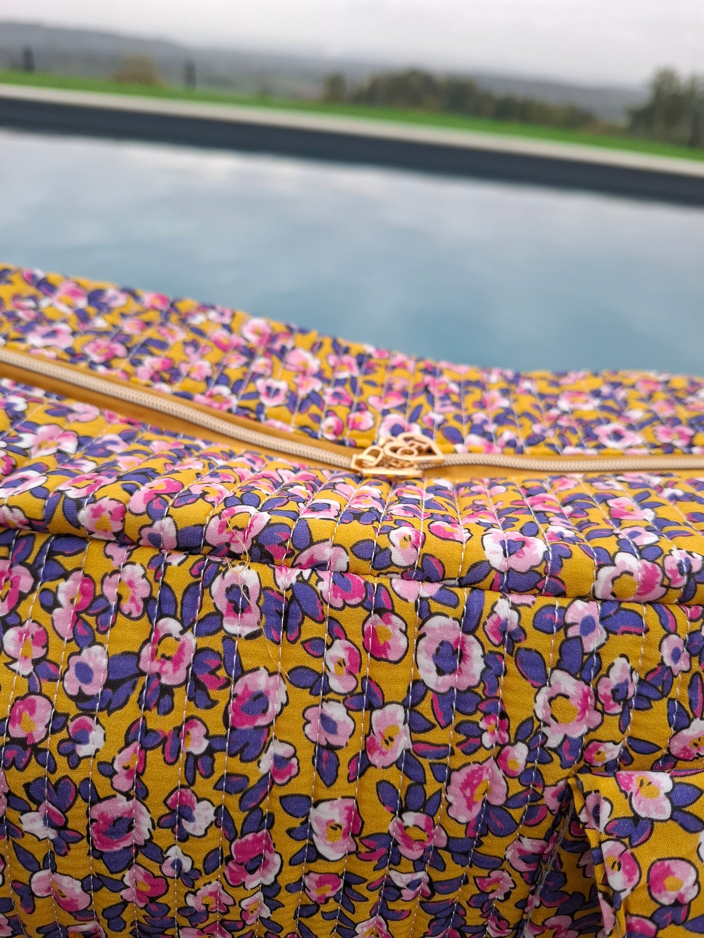 Sac week-end polochon en coton matelassé jaune liberty fleuris rose et violet