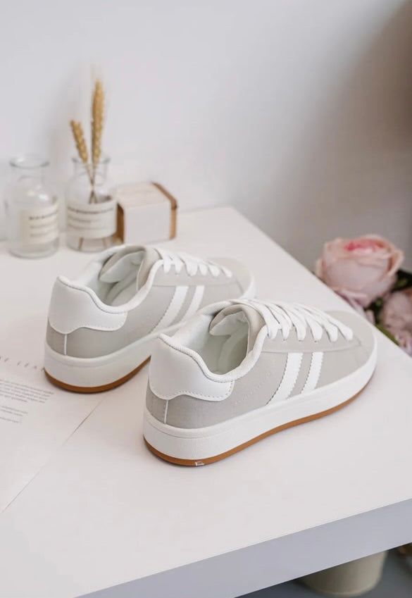 Chaussures baskets basses grises à rayures blanches style sneakers