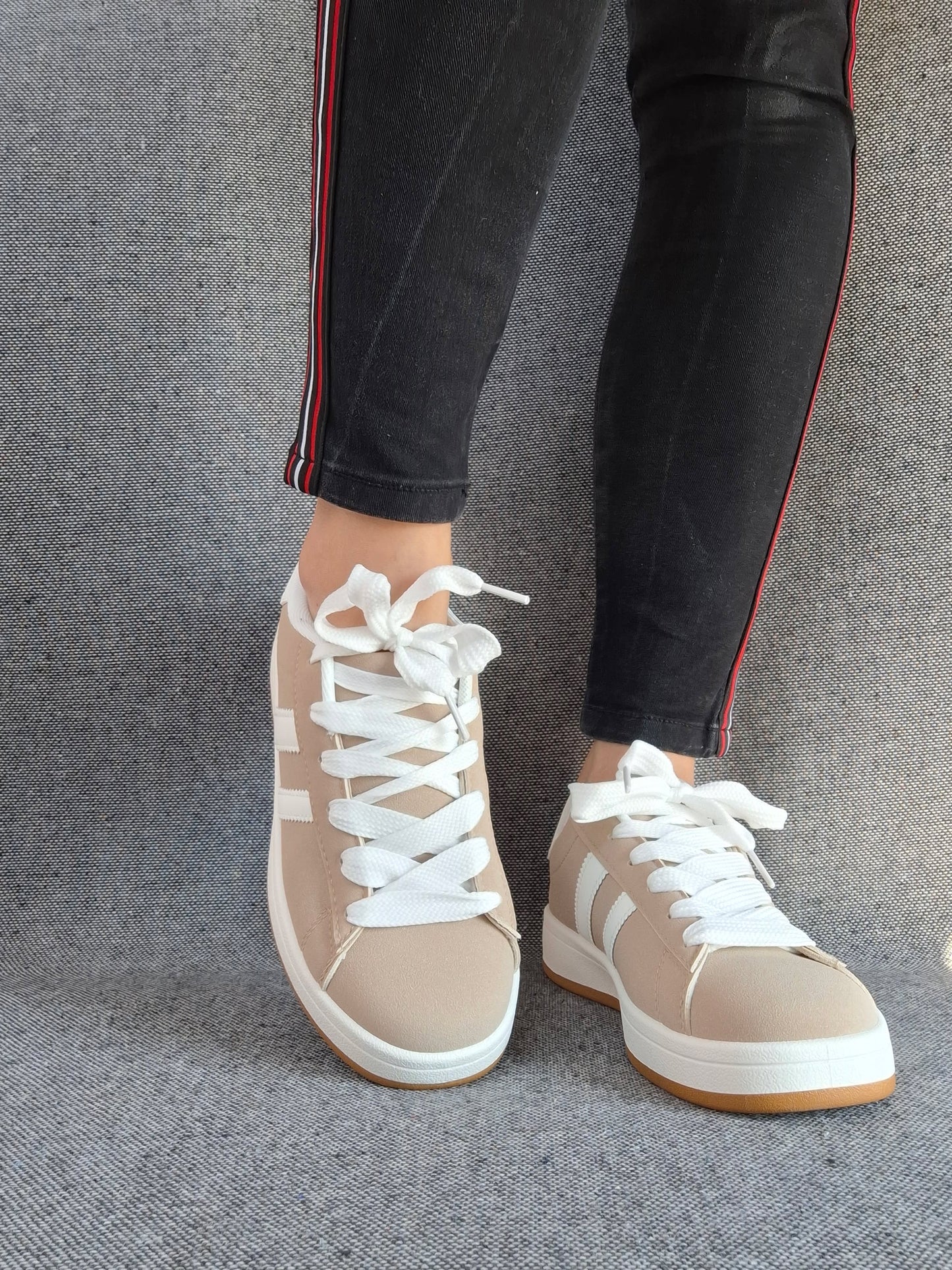 Chaussures baskets basses taupe avec bandes blanches style campus