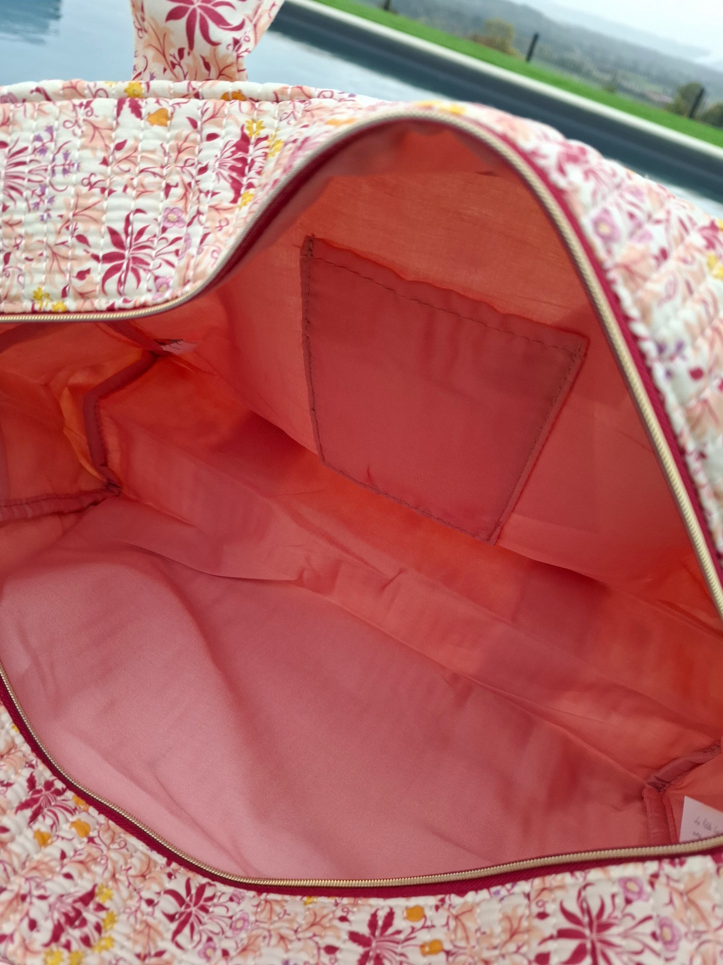Sac week-end polochon en coton matelassé rose liberty fleuris nuances de rose, de jaune et de blanc