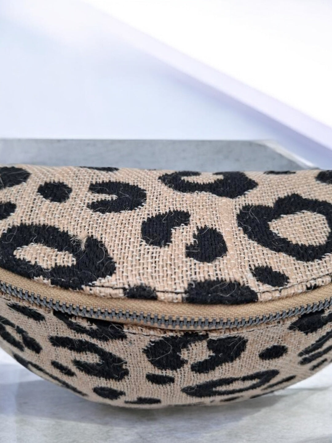 Sac banane une poche en toile de jute léopard noir