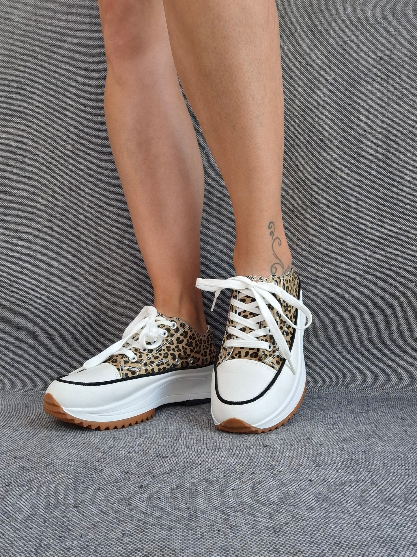 Chaussures baskets basses plate-forme tissu toile motif léopard