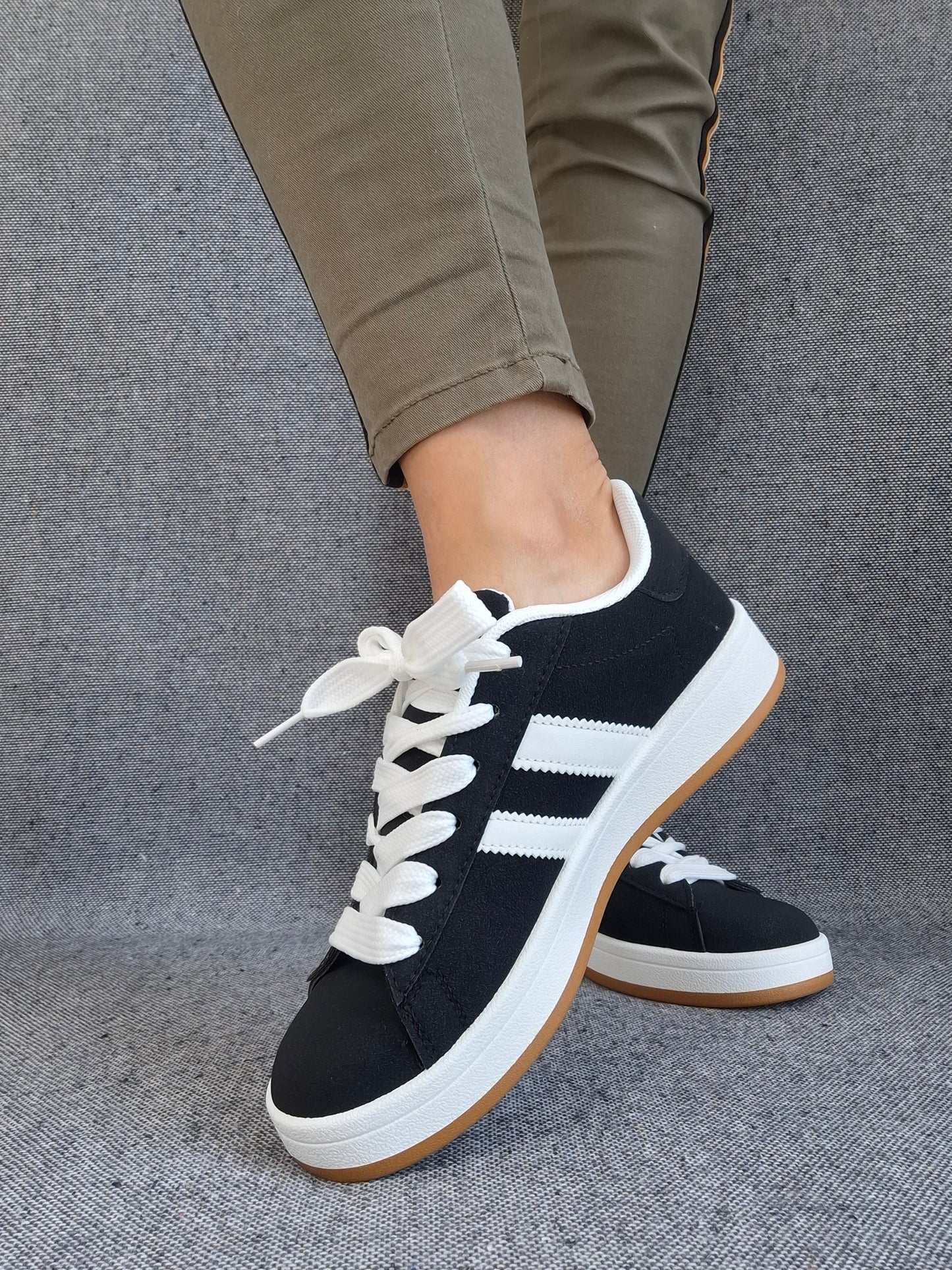 Chaussures baskets basses noires à rayures blanches style sneakers campus